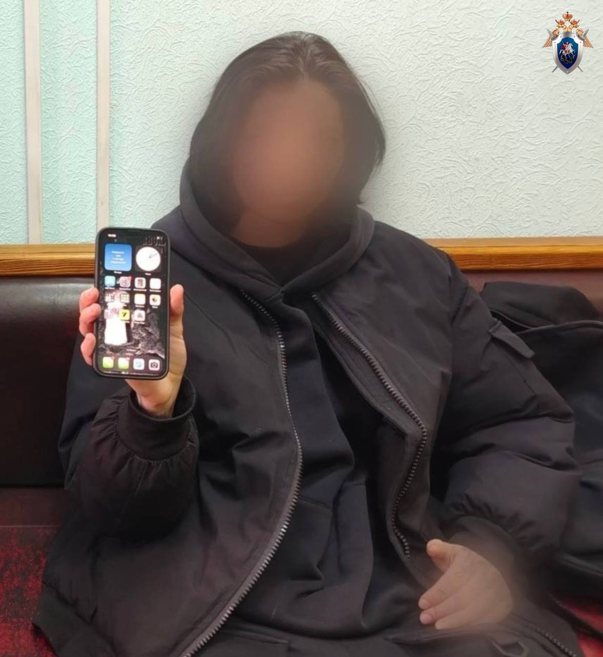 В Иркутске вынесен приговор за публичное демонстрирование символики, запрещенной в РФ Собранные следственным отделом по Свердловскому району города Иркутска СУ СК России по Иркутской области доказательства признаны судом достаточными для вынесения приговора в отношении местной жительницы. Она признана виновной в совершении двух эпизодов преступления, предусмотренного ч.1 ст.282.4 УК РФ публичное демонстрирование символики экстремистских организаций, нацистской атрибутики и символики, совершенное лицом, подвергнутым административному наказанию за правонарушение, предусмотренное ст. 20.3 КоАП РФ . Следствием и судом установлено, что в марте 2024 года 20-летняя девушка разместила в своём аккаунте в мессенджере видеофайл, содержащий изображения и высказывания, принадлежащие запрещённой экстремистской организации, с которым до февраля 2025 года ознакомилось неограниченное число пользователей. Кроме того, в сентябре 2024 года в указанном аккаунте подсудимая опубликовала изображение, содержащее нацистскую символику, запрещённую на территории Российской Федерации, которое было доступно для просмотра неограниченному кругу лиц до января 2025 года. На основании собранных доказательств суд признал иркутянку виновной и назначил ейнаказание в виде 420 часов обязательных работ.