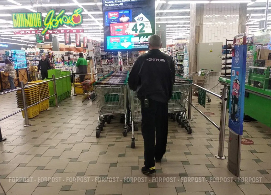 В севастопольском Яблоке нашли 150 кг просрочки Проверка проходила с 27 января по 9 февраля 2026 года По данным регионального Россельхознадзора в магазине обнаружили около 116 кг продукции с истекшим сроком годности или вовсе без маркировки Речь идет о мясных и рыбных полуфабрикатах копчёностях икре сливочном масле и других товарах Ещё примерно 33 кг мяса колбас и рыбы находились в продаже без ветеринарных сопроводительных документов Опасную еду изъяли из продажи и утилизировали Компании грозят штрафы ForPost ForPost в MAX