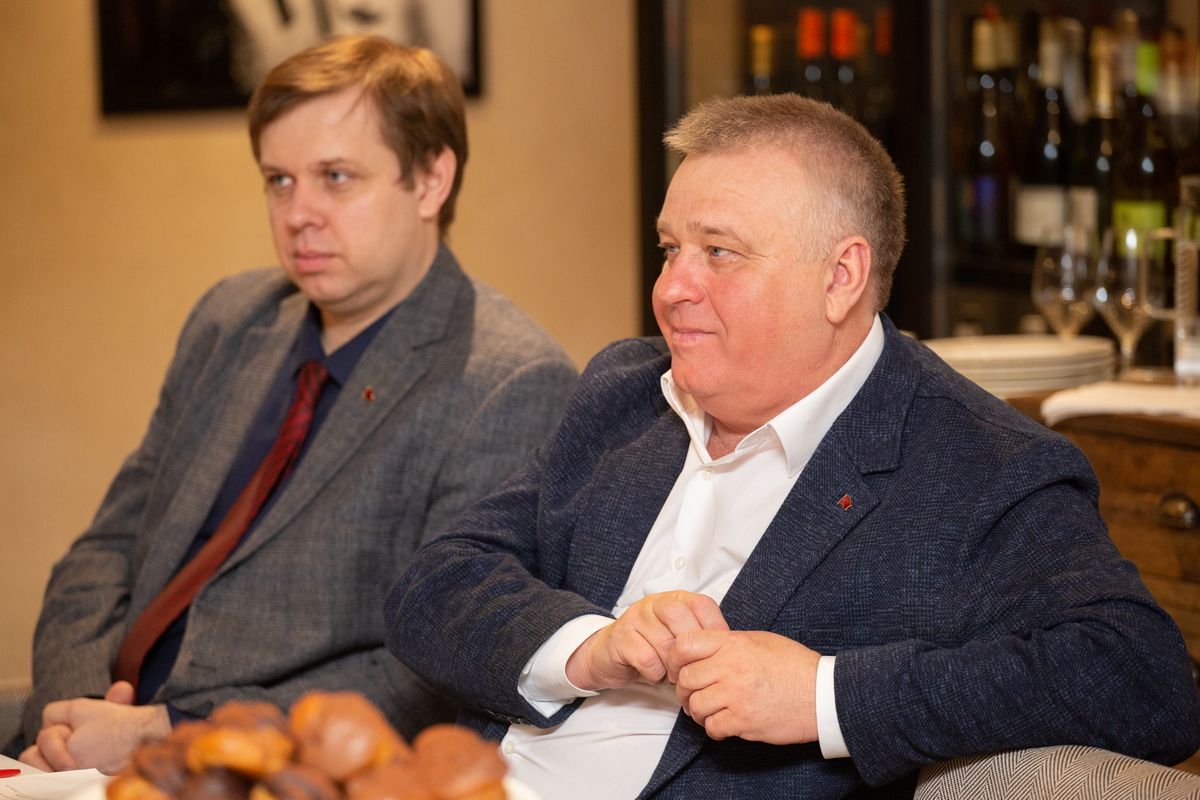 Андрей Рогатнев возглавил партийный список воронежских коммунистов в областную думу     Любопытно, что в этот раз первый секретарь обкома не будет баллотироваться по одномандатному округу, а сосредоточится на организационных вопросах выборной кампании коммунистов. Зато по избирательному округу №1 в Железнодорожном районе будет баллотироваться 28-летний сын Рогатнева Максим. Рогатнев-младший попытается составить конкуренцию действующему депутату Михаилу Гусеву.  ↗  Прислать новость   Подписаться