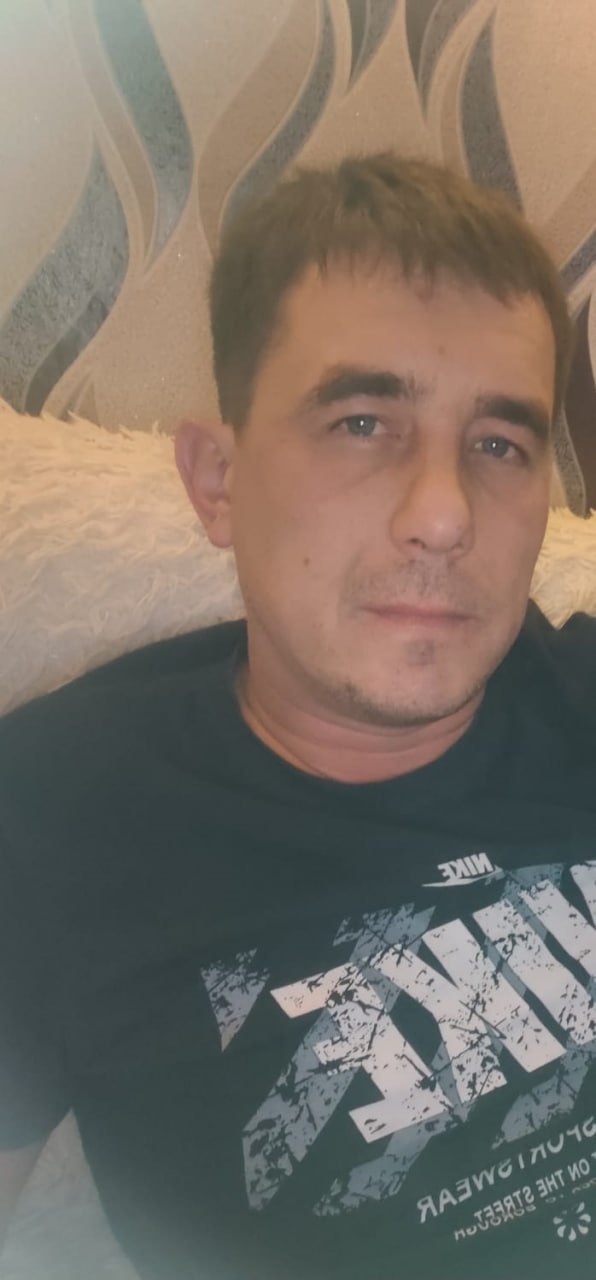 В Нукутском районе Приангарья полицейские разыскивают трех пропавших рыбаков Компания мужчин отправилась на рыбалку вблизи д. Русский Мельхитуй, однако утром поднялся ветер и их начало уносить от берега. Сегодня в дежурную часть полиции поступило сообщение от одного из родственников пропавших. Со слов заявителя, его 35-летний брат отправился на рыбалку вместе со своими знакомыми 36 и 55 лет. Полицейские выяснили, что, проснувшись утром, один из рыбаков не обнаружил на берегу своей резиновой моторной лодки. Проехав на УАЗе около километра вдоль берега, они увидели пропавшую лодку. Остановившись на берегу, один из мужчин решил добраться до нее вплавь. Спустя некоторое время товарищи обнаружили на берегу брошенную железную лодку и отправились на помощь к другу. Однако ветер усилился, и их начало сносить. О происшествии удалось узнать благодаря телефонному звонку брата заявителя, который он сделал незадолго до момента пропажи. В настоящий момент в поисках принимают участие сотрудники территориальных отделов ГУ МВД, ГИМС МЧС, центрально-поисковой спасательный отряд Саянска. В результате поисковых мероприятий в местности «Ильинский залив» в 8 км. северно-западного направления от д. Русский Мельхитуй обнаружен отечественный автомобиль, оставленный мужчинами. В случае, если вам что-либо известно о пропавших, незамедлительно проинформируйте полицию по телефону 02 102 с мобильного .