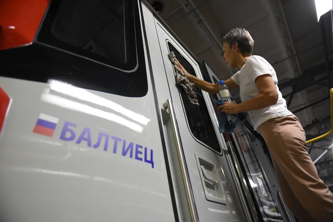 Последний Балтиец приехал на красную ветку петербургского метро Последний состав Балтиец для Красносельско Калининской линии метро прибыл в депо Автово сообщает Фонтанка Сейчас идет приемка в ближайшее время старый подвижной состав моделей Ем полностью заместят Балтийцев поставляют в Петербург по лизинговому контракту на 240 млрд рублей На текущий момент состав для синей ветки находится на досборке на Октябрьском электровагоноремонтном заводе как и два для будущей коричневой ветки Балтиец для фиолетовой ветки на текущий момент проходит обкатку Фото Александр Коряков Коммерсантъ kommersant spb