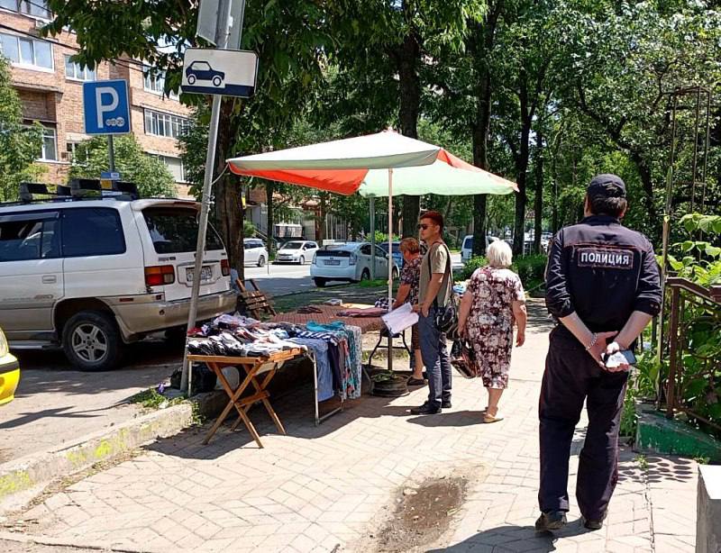 Незаконная уличная торговля на проспекте Острякова во Владивостоке пошла под снос. По результатам рейда на участке от дома № 9 до 11 на проспекте Острякова были изъяты лоток площадью 10 квадратных метров и лоток с навесом площадью 15 квадратных метров. Нелегальных торговцев предупредили, что, если они решат и дальше заниматься своей деятельностью, то их вновь будут ждать штрафы, а торговые площади пойдут под снос. К слову, на днях муниципальная служба «Содержание городских территорий» также убрала автолавку с 1-й Морской, 1, торговый павильон с Русской, 2а, шлагбаум с Рассветной, 37 и металлические гаражи с Курчатова, 33. #ДорожныеРаботы