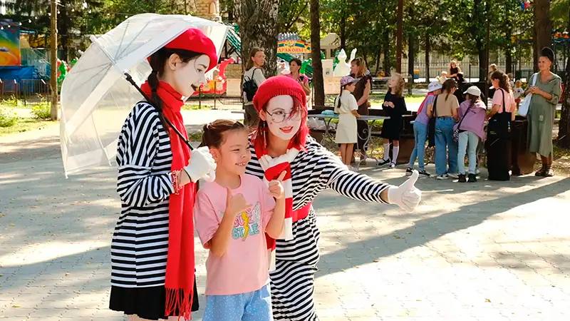 В Казани повысили бюджет на отдых детей более чем на 100 млн рублей В Казани в этом году на организацию детского отдыха направили 622 3 млн рублей на 110 млн больше чем годом ранее Об этом сообщила председатель комитета по делам детей и молодежи Алия Загидуллина За летний сезон лагеря приняли более 34 тысяч казанских школьников что на 4 7 тысячи превышает показатель 2024 года Из республиканского бюджета на эти цели выделили 451 млн рублей из муниципального 5 1 млн рублей Еще 166 млн рублей поступило из внебюджетных источников включая родительские взносы Всего с начала года и до 1 сентября в лагерях отдохнули 46 7 тысячи детей что составляет 97 от плана Для школьников работали 170 лагерей труда и отдыха на базе школ 27 загородных лагерей и палаточный лагерь Дети галактики Подписаться Сообщить новость