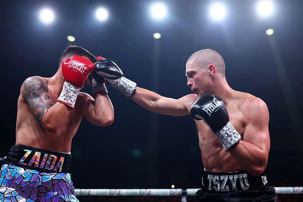Непобежденный сын Кости Цзю выиграл чемпионский бой WBO Никита Цзю сын бывшего абсолютного чемпиона мира Кости Цзю победил испанца Оскара Диаса в бою за титул интерконтинентального чемпиона WBO в первом среднем весе до 69 85 кг Поединок который прошел в Ньюкасле Австралия завершился техническим нокаутом в седьмом раунде 28 летний Цзю который выступает под флагом Австралии выиграл 12 поединков в карьере у него ни одного поражения Его последний бой в январе против австралийца Майкла Зерафы за чемпионский титул WBO в среднем весе был признан несостоявшимся соперники столкнулись головами во втором раунде после чего Зерафа не смог продолжить поединок Getty Images