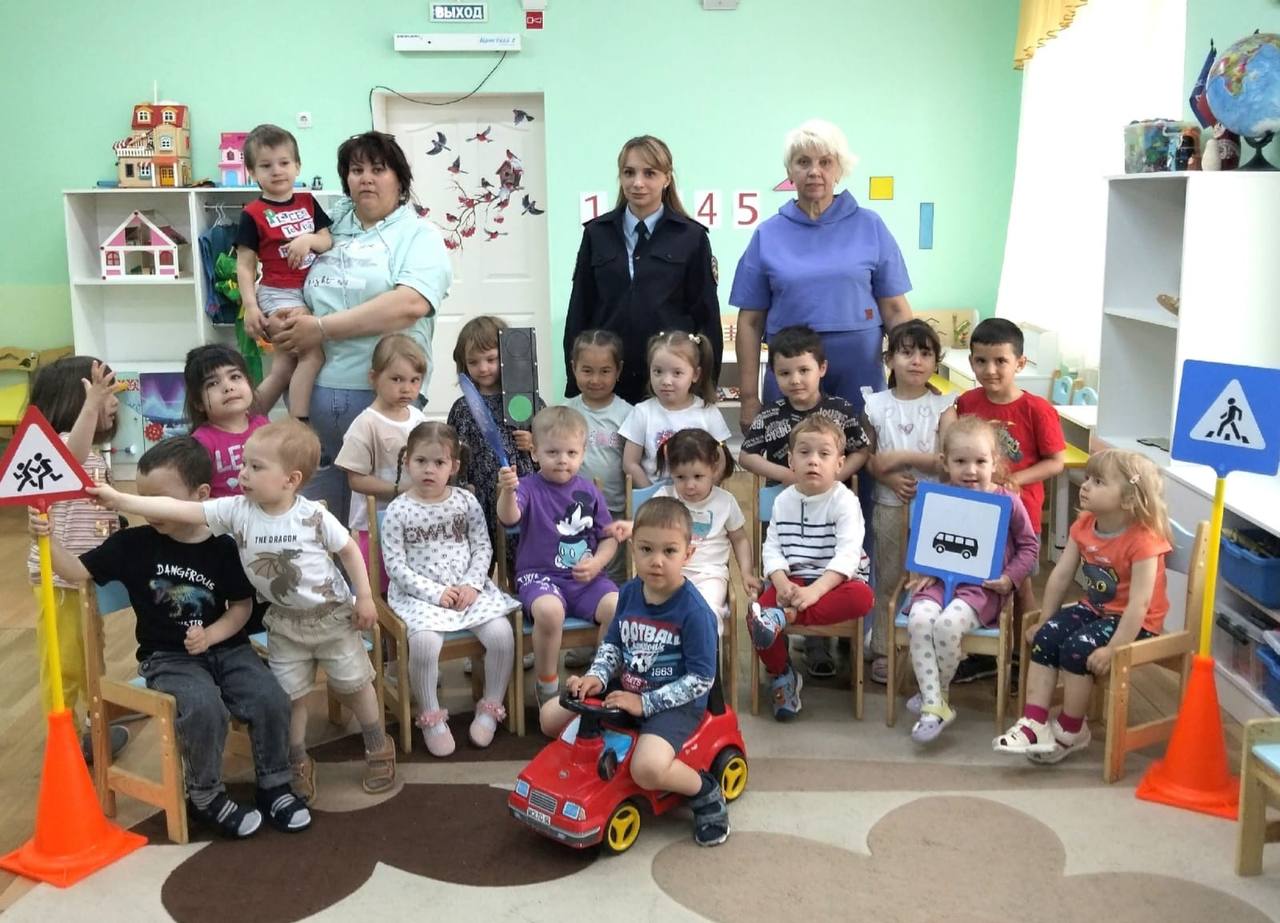‍ В Салехарде автоинспекторы провели игровую программу по дорожной безопасности в детском саду «Рябинка».  В ходе увлекательного занятия дети в игровой форме повторили правила безопасного перехода через дорогу по пешеходному переходу и значения сигналов светофора. Для закрепления полученных знаний малышам был продемонстрирован обучающий мультфильм о Правилах дорожного движения.   В завершение мероприятия полицейские подчеркнули, что знание и неукоснительное соблюдение Правил дорожного движения – это залог безопасности каждого ребенка.     #мвдроссии #полиция #гибддянао #гибдд #янао #салехард