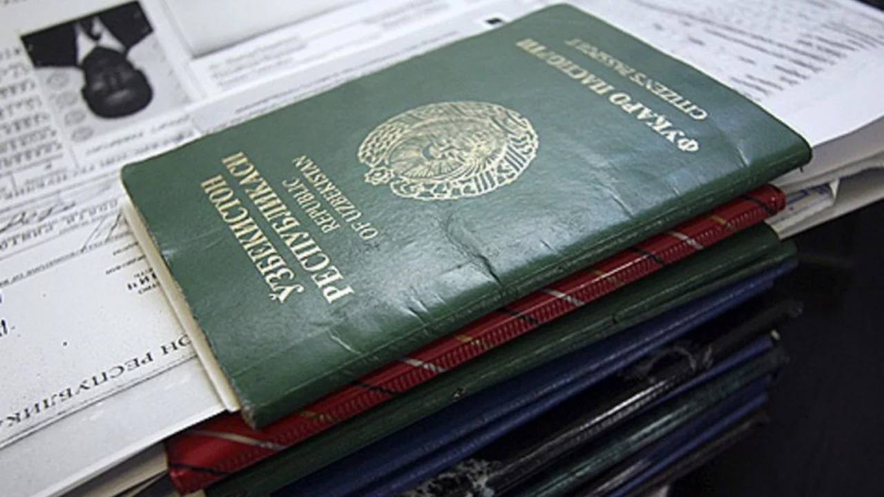 Курс адаптации к жизни в Челябинской области прошли 1,5 тысячи мигрантов Речь идет о приезжих из Таджикистана, Узбекистана и Киргизии. Напомним, Южный Урал вошел в пятерку пилотных регионов, где появятся специальные адаптационные центры для иностранцев. Аналогичные учреждения создадут также в Кемеровской области, Хабаровском крае, Татарстане и Якутии. По словам директора центра социально культурной адаптации иностранных граждан в Челябинской области Михаила Подобеда, сотрудники будут рассказывать иностранным гражданам о тонкостях миграционного и трудового законодательства России, об административной и уголовной ответственности за различные нарушения. "До них доносится информация об основах миграционного законодательства, в первую очередь, о мерах, которые им грозят за нарушение этого законодательства. Также в этом информационном блоке у нас идут основы культуры и обычаев вообще российского общества. Также мы рассказываем очень немаловажный момент, который во многом удивляет. Они очень часто об этом вообще впервые слышат, о той роли, которая исторически сыграла Россия в жизни и судьбе их государств, начиная с Российской империи, и советский период, нынешнее положение вещей, ну и элементарные правила поведения в российском обществе". Накануне в рамках заседании Совета по реализации государственной национальной политики губернатор Алексей Текслер отметил важность межнационального и межконфессионального согласия в условиях сложной геополитической ситуации. ФОТО: скриншот с видео Вести Южный Урал Челябинск