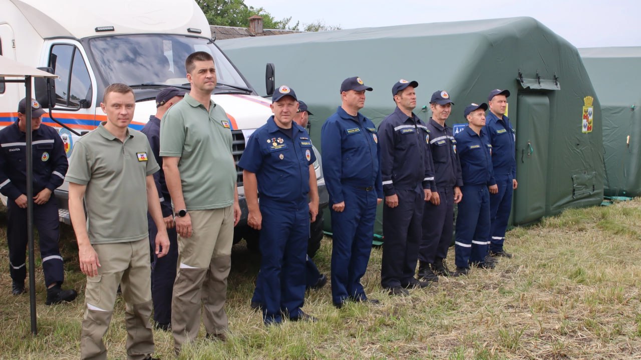 Краснодарская служба спасения — на учениях в Гулькевичском районе Спасатели из Краснодара приняли участие в масштабных краевых тактико-специальных учениях, которые прошли у водоема Самойлова балка в Гулькевичском районе. Учения провели под руководством министра ГО и ЧС края Сергея Штрикова Команду Краснодара возглавил Виталий Казликин Участники отработали действия при ЧС на воде и суше — включая взрыв газа в многоквартирном доме, эвакуацию пострадавших и тушение ландшафтного пожара По итогам проверки Краснодар получил высокую оценку готовности к реагированию на чрезвычайные ситуации. Главная цель — отработка командной работы, взаимодействие всех служб и оперативная помощь людям в любых условиях. Телеканал «Краснодар» написать