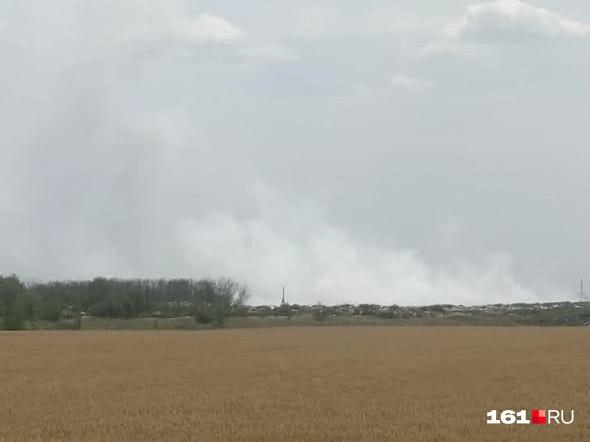За последние дни пожары случились на трех мусорных полигонах в Ростовской области. Что с ними сейчас? ⏺ В Зерноградском районе пожар потушили «точно в срок», сказала министр ЖКХ Ростовской области Антонина Пшеничная. Чтобы не допустить повторного пожара, спецтехника продолжает работать на полигоне. Власти думают над тем, что установить там камеры видеонаблюдения. ⏺ На полигоне в Шахтах локализовали тление. Пшеничная оценила ситуацию там как стабильную. ⏺ Сложнее всего, по словам министра ЖКХ, складывается ситуация на мусорном полигоне в Кагальницком районе. Он горит с 8 июня, ситуацию осложняет сильный ветер. На месте — 13 единиц техники и бригада специалистов. Однако, как утверждает Пшеничная, этого недостаточно, поэтому власти договорились с регоператором дополнительно о двух самосвалах и бульдозере. Что будут делать с полигоном в Кагальницком районе? Муниципальные власти встретились с местными жителями. Люди попросили перенести мусорный полигон в другое место, рассказала Маргарита имя изменено — прим. ред. . По ее словам, часть выступления главы местной районной администрации Владимира Бартеньева была посвящена общим успехам муниципалитета, а не мусорному полигону. При этом власти пообещали, что в течение двух лет решится вопрос о ликвидации мусорного полигона. На фото: дым от пожара на полигоне в Кагальницком районе 12 июня Напиши нам