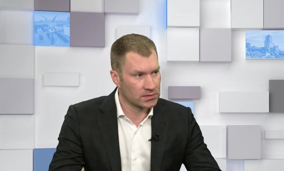 Дело Михаила Ефремова прекращено Экс глава самарского ТТУ больше не находится под следствием Уголовное дело в отношении экс главы самарского ТТУ Михаила Ефремова прекращено По информации Волга Ньюс дело закрыли из за отсутствия состава преступления Информацию об этом подтвердил изданию сам Ефремов Бывшему руководителю вменяли превышение должностных полномочий Экс директора ТТУ задержали в июне 2024 года по подозрению в мошенничестве Как считало следствие в 2023 году Ефремов незаконно приобрел в лизинг 50 автобусов МАЗ а затем передал эти машины в сублизинг коммерческому перевозчику ООО СамараАвтоГаз Сначала в отношении Михаила Ефремова возбудили уголовное дело по ч 4 ст 159 УК РФ мошенничество совершенное в особо крупном размере Однако затем статью переквалифицировали на превышение должностных полномочий ч 3 ст 286 УК РФ По словам адвоката экс главы самарского ТТУ по преступлению с материальным составом полгода дело было без потерпевшего В итоге потерпевшим признали минтранс области но тот не высказывает претензий Защита в суде настаивала что события преступления нет и статья 286 УК РФ ничем не подтверждена Михаил Ефремов рассказал журналисту Волга Ньюс что автобусы были сданы в аренду на пять лет без права выкупа За это время в бюджет ТТУ должно было поступить от перевозчика 132 млн рублей Как утверждает экс директор ТТУ автобусы в интересах жителей направили на самые проблемные муниципальные маршруты