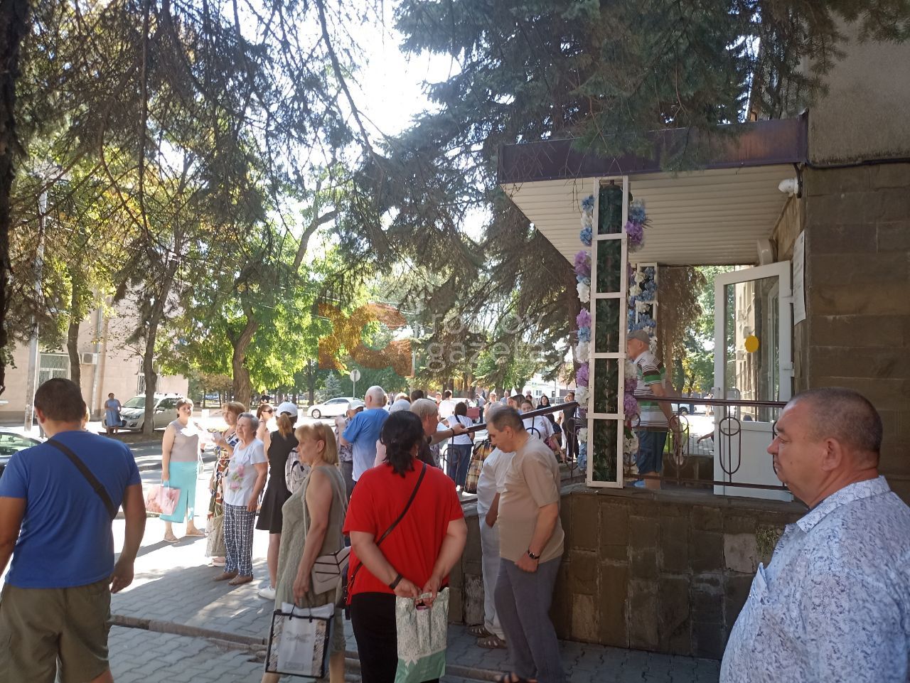 В Ростове на улице Сержантова эвакуировали детскую и взрослую поликлиники. Эвакуация началась еще до девяти утра: десятки людей оказались на улице перед дверями учреждений. Сначала пациентам сообщили, что в поликлинике случился пожар. Потом оказалось, что причина вовсе не в этом. «Сказали, что ищут кинологов, все вопросы — в полицию», — поделилась женщина информацией от сотрудников поликлиники. В полиции пока не сообщали, что на самом деле случилось. Пациенты тем временем продолжают дожидаться открытия медучреждений. Ждать придется немало — начать работу обещают не раньше полудня. Подписаться Прислать нам новость