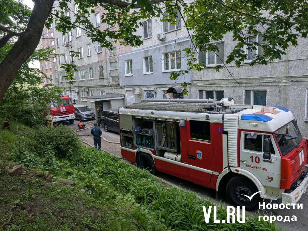В доме на Новоивановской, 19 во Владивостоке на шестом этаже произошёл пожар. По словам местных жителей, пожарные приехали примерно полчаса назад. В узком дворе две пожарные машины, на заезде - ещё четыре. Также на месте скорая, к подъезду проехать она из-за пожарных машин не смогла. Есть один погорелец, он весь в копоти, но с врачами пошёл сам, вероятно, серьёзно не пострадал. NewsVL.ru