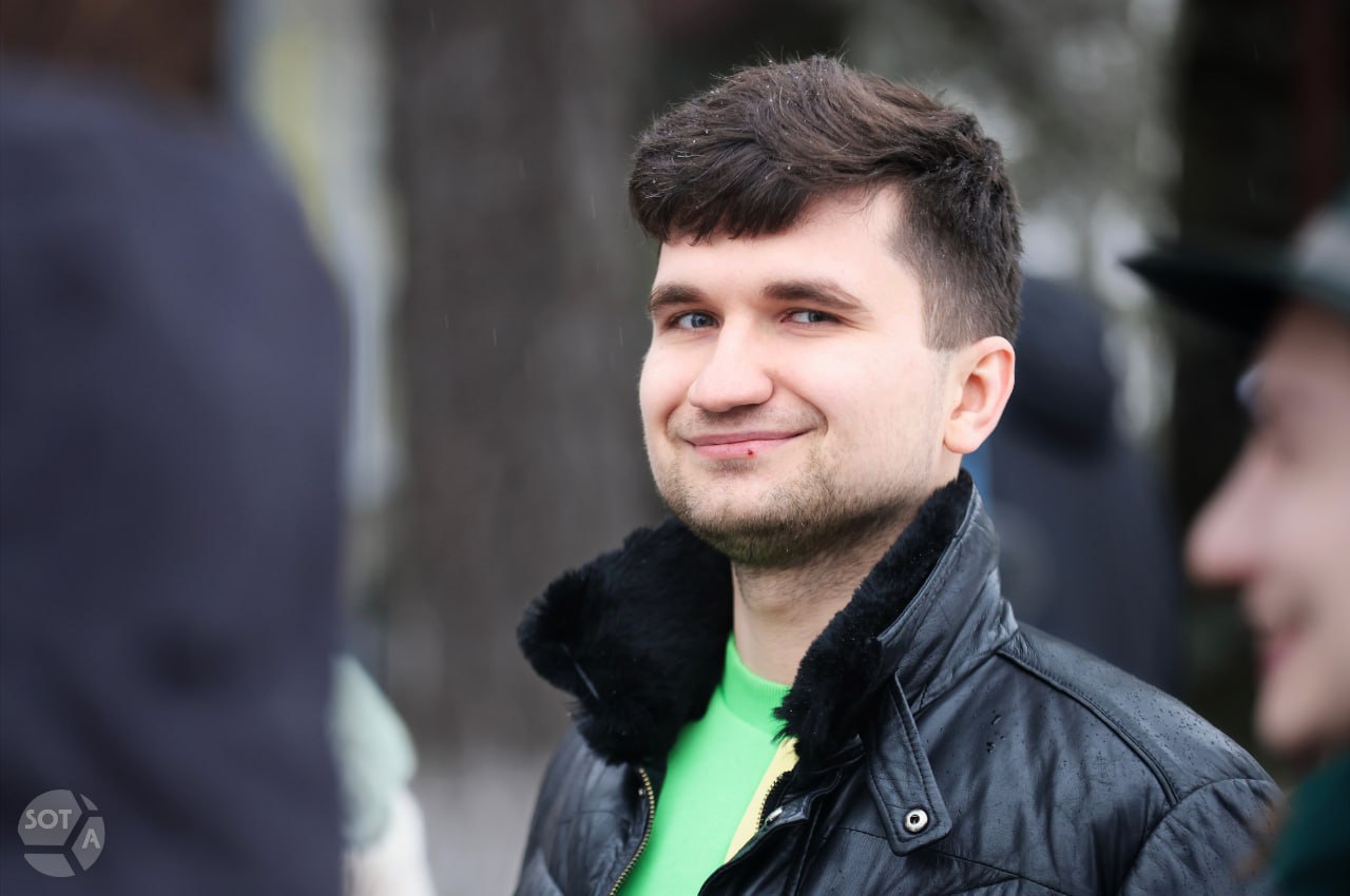 Силовики потребовали проверить адвоката Максима Сикача на соблюдение законодательства об адвокатской деятельности после его сообщения о пытках обвиняемого в диверсии подзащитного УФСБ по магаданской области запросило Минюст проверить адвоката из Владивостока Максима Сикача на соблюдение кодекса профессиональной этики адвоката и законодательства о деятельности адвоката сообщает РИА Новости Поводом стало заявление юриста о том что признания одного из его подзащитных были получены под пытками электрошокером Адвокат на момент публикаций не был допущен к участию в деле в установленном законом порядке то есть не обладал ни процессуальными полномочиями ни правом выступать от имени обвиняемого следовательно речь идёт о распространении заведомо непроверенных и недостоверных сведений которые адвокат не имел права озвучивать публично приводит текст запроса управления ФСБ информационное агенство Адвокат Максим Сикач взялся за защиту Алексея Хабаева и Евгения Нагорных задержанных по обвинению в подготовке диверсии в Магаданской области По версии следствия мужчины распылили через забор объекта погранслужбы химическое вещество и сделали три коктейля Молотова для поджога Фото архив SOTAvision