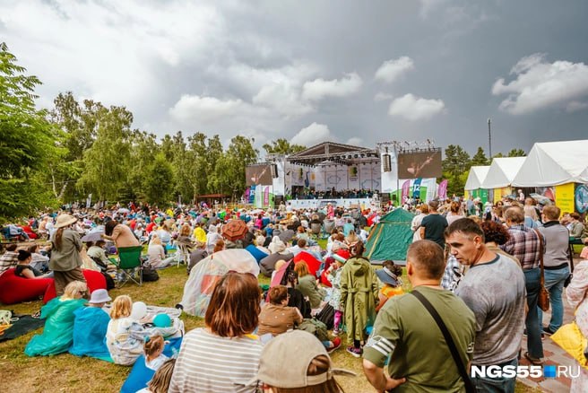 Вчера в Омске открылся девятый «СимфоПарк». Перед жителями выступали коллективы омской филармонии и оркестра русских народных инструментов из Перми. Помимо концертов на фестивале работали выставки, проводили мастер-классы и лектории. Малыши могли поучаствовать в творческих играх. Фотограф Кирилл Башинский также посетил мероприятие, чтобы сделать серию снимков счастливых омичей и воодушевленных артистов. Посмотрите, как прошел первый день музыкального праздника «Большой симфонический парк».