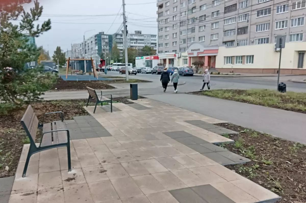 В Великом Новгороде завершили благоустройство улицы Попова  Как сообщили в пресс-центре городской администрации, здесь установили тренажёры и оборудование для детской площадки, скамейки и урны. Сложность монтажа заключалась в том, что в густонаселённом микрорайоне проходит много подземных коммуникаций, поэтому все работы нужно было согласовать с коммунальными службами.  Также на территории подключили освещение и видеонаблюдение, засеяли газон. В ближайшее время планируют посадить кустарники.   Напомним, проекты благоустройства пешеходной зоны на улице Попова два года подряд побеждали в рейтинговом голосовании программы «Формирование комфортной городской среды» национального проекта «Жильё и городская среда». В 2024 году благоустроили чётную сторону улицы, в 2025-м работы пройдут на нечётной.