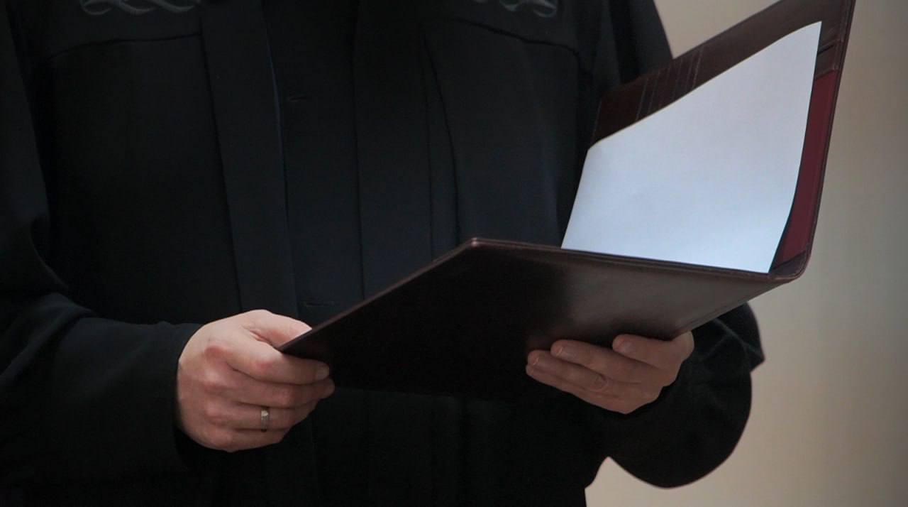  В Краснодаре предстанут перед судом финансовые мошенники Завершено расследование уголовного дела в отношении организатора и 11 участников преступного сообщества. Все они обвиняются в мошенничестве в особо крупном размере. С 2019-го по 2022 год преступники открывали фиктивные офисы и колл-центры в Краснодаре, Минводах, Пятигорске, Ставрополе, Ростове-на-Дону и Волгограде. Через них они привлекали клиентов, таким образом обманом выманили у 248 граждан около 10,8 млн рублей, рассказали в полиции Краснодара. Мошенники обзванивали потенциальных заемщиков, которые оставляли онлайн-заявки. Людей убеждали оплатить «страховку» для подтверждения платежеспособности. При этом обещали быстрое одобрение кредита. Но лицензии на предоставление кредитов у них не было. Уголовное дело с утвержденным обвинительным заключением передано в суд. Аферистам грозит до 20 лет лишения свободы. Телеканал «Краснодар»