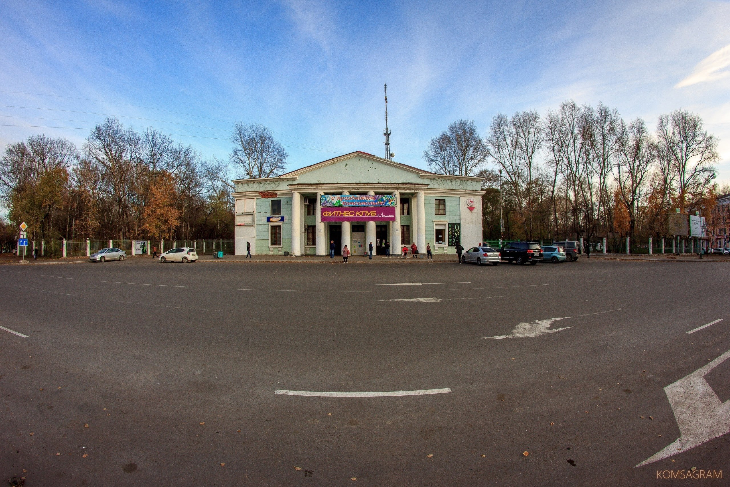 За фасады и дома культуры в Комсомольске возьмутся власти в следующем году   В Комсомольске-на-Амуре готовятся к масштабному обновлению городской инфраструктуры по мастер-плану развития города. ранее комсомольчане предлагали дополнить долгоплан реконструкцией фасадов, чтобы сохранить исторический облик города. В слоедующем году и до 2027 года эти работы планируется выполнить — обновить 21 фасад за счет регионального бюджета и президентской субсидии.   — В настоящее время активно ведется подготовка к заключению концессионных соглашений по объектам жилищно-коммунальной инфраструктуры: реконструкции сети водоснабжения и канализации, строительству полигона с мусоросортировочным комплексом. Результатом мероприятий станет улучшение экологии города, повышение качества питьевой воды и количества перерабатываемых отходов, — подчеркнули в пресс-службе правительства Хабаровского края, намекая на то, что передача «Горводоканала» концессионеру неизбежна.   По информации Министерства экономического развития края, в следующем году завершится строительство детского сада № 134, закончится второй этап реконструкции стадиона «Авангард» и реконструкции причальной стенки Речного вокзала. Завершится возведение инженерной защиты города, второго и третьего её этапов.   Также в следующем году начнётся восстановление домов культуры «Судостроитель» и «Строитель», обещают власти. Там планируют создать современные пространства для развития творческих способностей горожан. Появятся студии для занятий вокалом, танцами, театром, а также клубы дизайнеров и креативный коворкинг.   Ранее сообщалось о том, что на реконструкцию дома культуры «Строитель» требуется 400 миллионов рублей, дворца культуры «Судостроитель» — почти три миллиарда рублей.