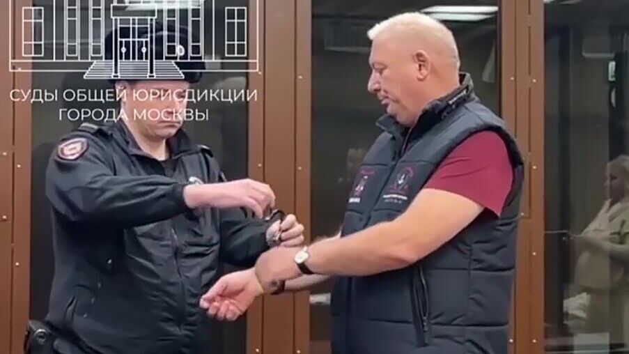 Экс депутат Госдумы РФ Анатолий Вороновский госпитализирован заявила его представитель Галина Калинченко в Центральном районном суде Сочи где слушается дело по иску Генпрокуратуры России Арестованный по делу о взяточничестве бывший депутат ГД Вороновский в конце января в Мосгорсуде заявлял что может не выдержать в СИЗО до конца следствия из за состояния здоровья Он также сообщал что проходит обследование в тюремной больнице Его госпитализировали в медчасть Он в больнице сказала представитель Представитель Вороновского попросила судью отложить заседание до конца февраля для того чтобы экс депутат имел возможность принять участие в последующих процессах При этом никаких подтверждающих документов суду предоставлено не было