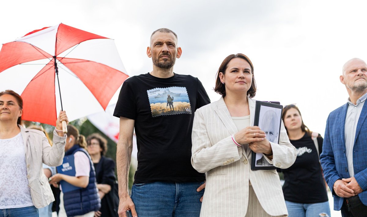 У здания МИДа соберутся протестующие: призовут к отмене аккредитации офиса Тихановской В пятницу у здания Министерства иностранных дел МИД состоится акция протеста, организованная депутатом Сейма Витаутасом Синицей. Участники акции потребуют аннулировать аккредитацию представительства, возглавляемого лидером белорусской оппозиции Светланой Тихановской. „Цель акции протеста — отменить дипломатический статус, присвоенный С. Тихановской и ее офису, а также финансирование, предоставляемое Литвой“, — так В. Синица объяснил мотивы пикета. „Можно добавить и третье, чтобы государство требовало от офиса Тихановской публичных отчетов о полученной литовской и международной поддержке“, — добавил он. www.delfi.lt/a/120134593