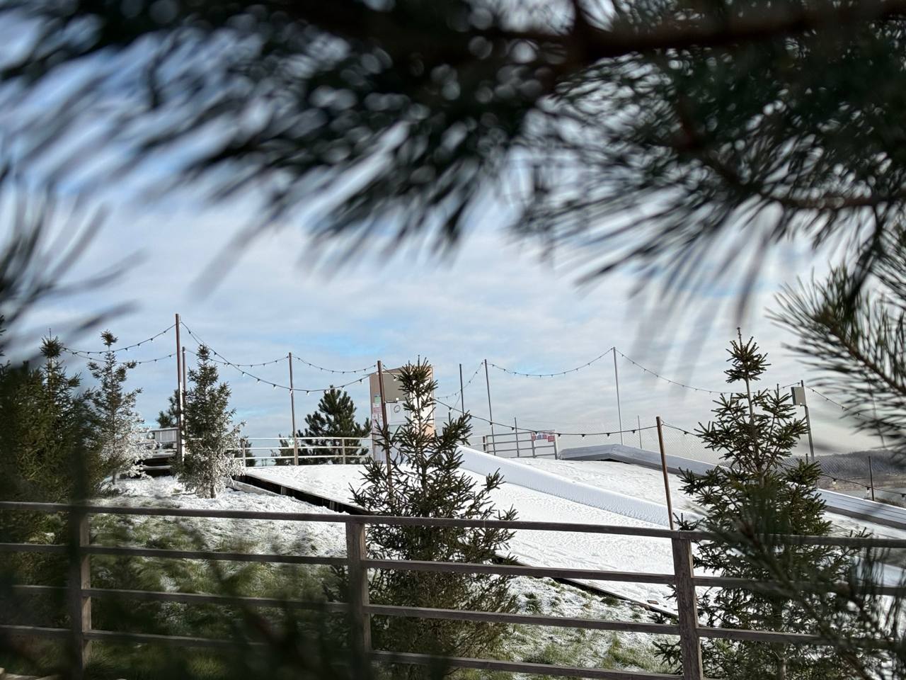 15 сантиметров снега выпало в парке Вы спросите Как Когда А мы вам скажем Очень просто С наступлением морозной погоды в парке начались работы по созданию снежного одеяла на зимних горках Первый спуск уже готов сейчас метем второй Кататься на горках протяженностью порядка 80 метров будем уже скоро Но не забудьте что для катания необходим тюбинг который можно взять в аренду или принести с собой А после активного отдыха ждем всех в кафе Шале на территории снежных горок В уютном домике с панорамными окнами можно согреться выпить горячий чай и перекусить ароматной выпечкой Ждете открытия