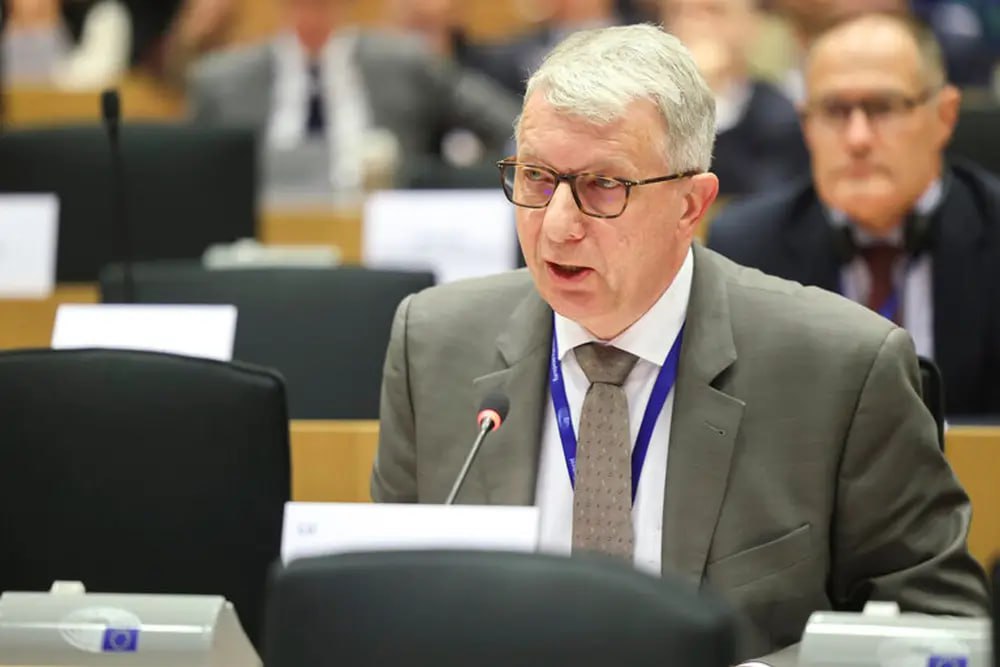Politico: Евродепутата из Люксембурга Фернана Картхайзера угрожают исключить из партии из-за плана посетить Россию Издание ссылается на письмо главы шведской делегации в партии Чарли Веймерса, подписанное несколькими другими партийными лидерами. В нём содержится призыв отказаться от поездки, которая, по мнению евродепутатов, нанесёт партии серьёзный репутационный ущерб. «Если вы не подтвердите намерение отменить поездку, у нас, глав делегаций, не останется другого выбора, кроме как инициировать процесс исключения вас из фракции ECR», — предупреждают европарламентарии. Ранее Картхайзер анонсировал свой визит в РФ по приглашению Госдумы. Он заявил, что поездка состоится в ближайшее время. Выборный