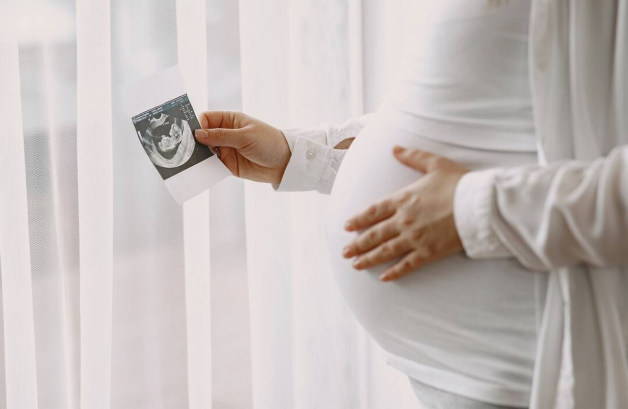 Алтайский край начнет стремиться к уменьшению абортов и сформирует тренд на рождение детей В регионе приняли новую программу Она должна повлиять на демографическую ситуацию через улучшение качества работы в области акушерства и гинекологии а также неонатологии педиатрии пишет Толк Задачи до 2030 года создание современной медицинской инфраструктуры повышение качества и доступности медицинской помощи снижение младенческой и материнской смертности формирование положительных репродуктивных установок у населения уменьшение числа абортов и т д