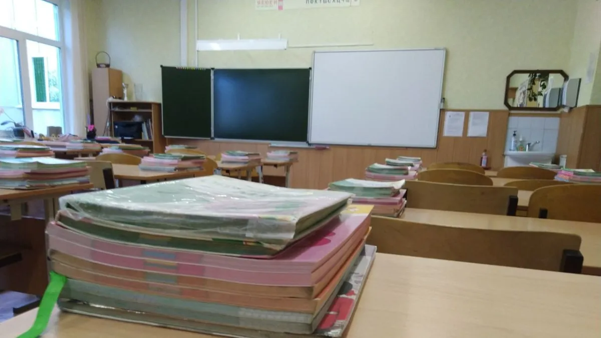 Школьники Хворостянского района Самарской области учатся азам фермерского бизнеса В Самарской области подготовка нового поколения специалистов для продовольственной отрасли ведется со школьной скамьи В рамках национального проекта Технологическое обеспечение продовольственной безопасности учащиеся получают уникальную возможность погрузиться в мир современного сельского хозяйства В Хворостянской школе прошел открытый урок по животноводству с бизнес игрой Умная ферма аналог Монополии где школьники управляли предприятиями справлялись с карантином и штрафами а вместо денег использовали милкоины Урок показал что современное сельское хозяйство это технологии логика и стратегия а не только физический труд Местные производители инвестируют в оснащение школ а государство компенсирует 90 затрат по нацпроекту Подробнее на сайте ГТРК Самара MAX lВК lОК lСАЙТ
