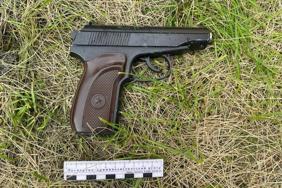 Приставили пистолет к голове девушки: в Минусинске арестовали хулиганов В Минусинске возбудили уголовное дело о хулиганстве против троих молодых людей в возрасте 15, 17 и 18 лет. Их подозревают в нападении с применением оружия на компанию подростков, сообщили в краевом следственном комитете. По версии следствия, вечером 5 августа в городском парке Минусинска трое подозреваемых подошли к компании из двух парней 13 и 15 лет и 17-летней девушки, сидевших на лавочке. Между молодыми людьми был давний конфликт. В ходе ссоры нападавшие избили подростков, а 18-летний парень приставил к голове девушки пневматический пистолет и пригрозил выстрелить. По решению суда всех троих подозреваемых отправили под домашний арест. Пневматический пистолет, которым угрожали потерпевшей, изъяли следователи. Расследование уголовного дела продолжается. Newslab