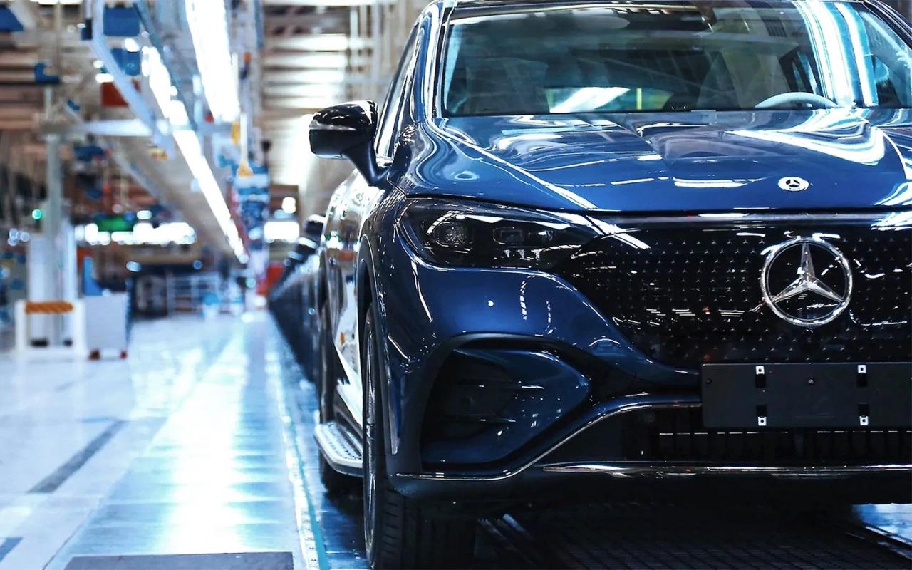 Mercedes-Benz объявил о сокращениях  Компания планирует сократить на четверть расходы на сотрудников в Китае к 2027 году, сообщил Reuters. Для этого автопроизводителю необходимо провести сокращения персонала.   На данный момент речь идет о 10-15% работников подразделений, занимающихся продажами и финансами, которых планируют уволить в ближайшее время.  По словам источника агентства, в конце 2025 года Mercedes-Benz также планирует аналогичные сокращения в других подразделениях, таких как IT-служба и юридический департамент.  Компания исходит из того, что ее прибыль в 2025 году уменьшится из-за «жесткой» ценовой конкуренции в Китае и «растущей напряженности» в мировой торговле.