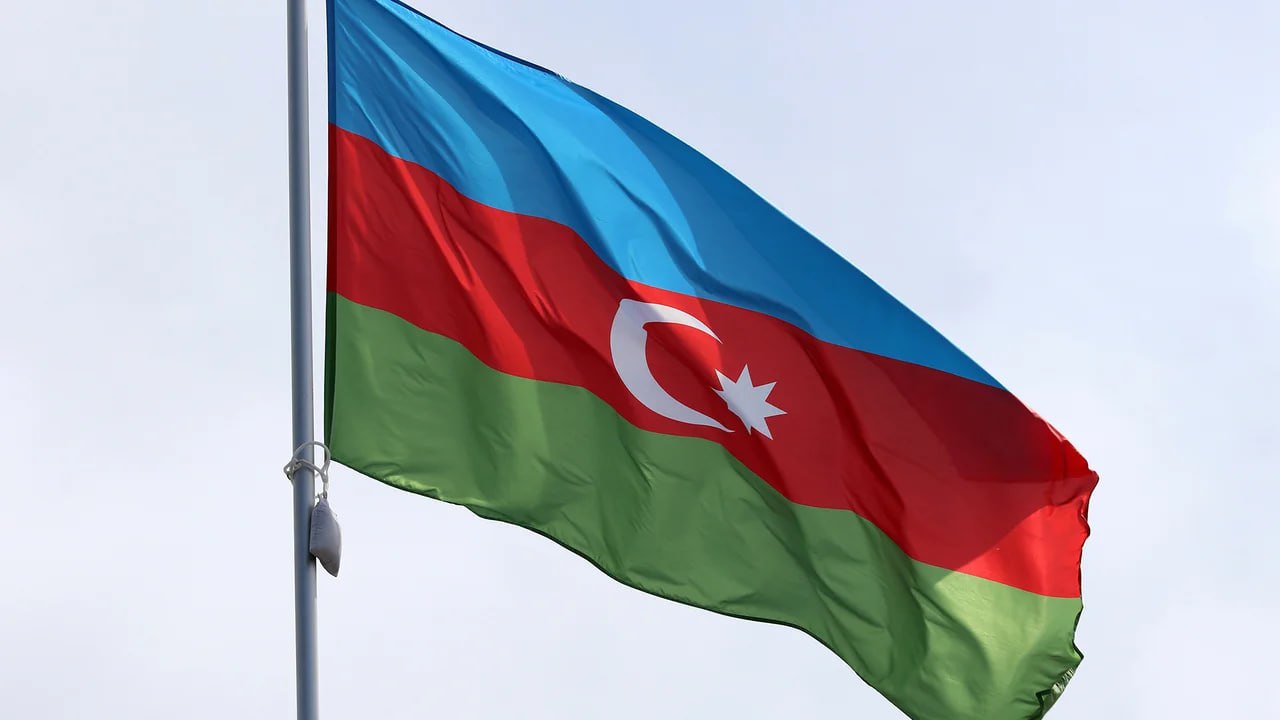 В Азербайджане предотвратили теракт у иностранного посольства Спецслужбы Азербайджана задержали трёх граждан республики подозреваемых в подготовке террористической атаки против посольства одного из иностранных государств Об этом сообщила Служба государственной безопасности страны По данным СГБ задержанные Ильгар Гулиев Амин Пириев и Эльвин Ализаде действовали на почве религиозной вражды и находились в контакте с боевиками группировки Вилаяти Хорасан связанной с террористической организацией ИГИЛ запрещена в РФ Они заранее приобрели предметы предназначенные для совершения нападения Подозреваемых задержали при приближении к зданию дипломатического представительства Судом в отношении всех троих избрана мера пресечения в виде ареста О какой именно стране идёт речь официально не сообщается Подпишитесь на AsiaToday