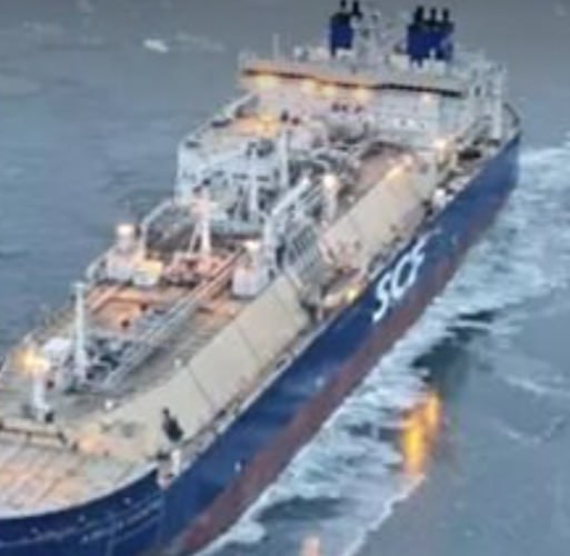 Газовоз Алексей Косыгин арктического класса Arc7 идет по Севморпути и в конце января должен подойти к площадкам проекта Арктик СПГ 2 на Гыданском полуострове Судно уже прошло свыше 1 400 миль и сейчас входит в море Лаптевых в сопровождении ледокола Арктика Танкер построенный на ССК Звезда вышел с Дальнего Востока в конце декабря и движется с осторожностью без ледокольной проводки у судов такого класса бывают поломки силовой установки По оценке Главсевморпути проводка обойдётся оператору Совкомфлоту примерно в 1 млн Для Арктик СПГ 2 включённого в санкционные списки собственный Arc7 особенно важен из девяти судов обслуживающих проект только Кристоф де Маржери раньше имел такой класс а их нехватка осложняет вывоз СПГ для Ямал СПГ используют 12 подобных газовозов Несмотря на закрытие летней навигации поставки продолжают по схеме ледовые танкеры доставляют СПГ в свободный ото льда порт под Мурманском где груз переваливают на обычные суда для отправки в Китай