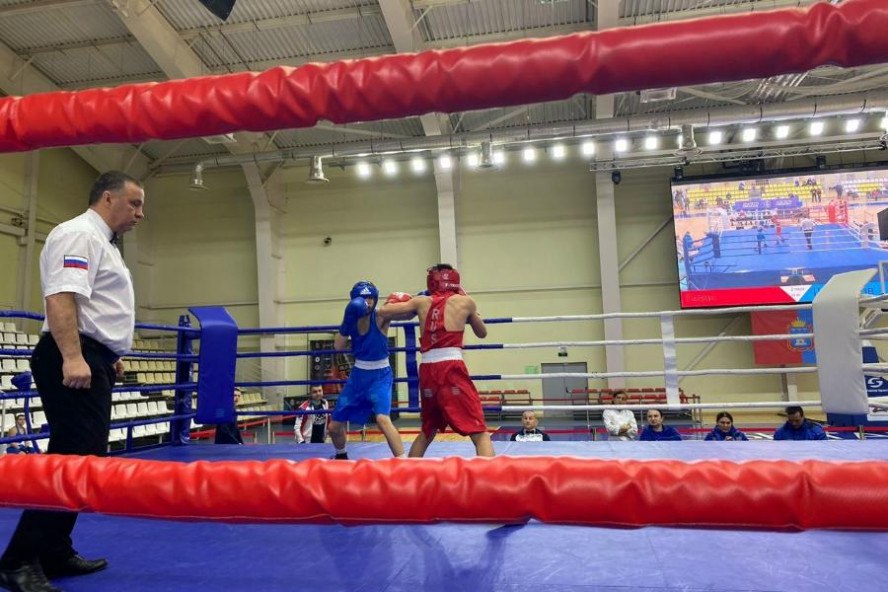 В Тамбове состоятся Всероссийские соревнования по боксу на призы Валерия Ледовских С 15 по 18 января в СТЦ Тамбов пройдут Всероссийские соревнования по боксу на призы мастера спорта СССР Валерия Ледовских Соревнования пройдут в этом году в 27 й раз В турнире примут участие 140 боксеров 2010 2011 годов рождения из 12 регионов России и республики Беларусь В сборной Тамбовской области представители Тамбова Мичуринска Моршанска Рассказово и Пичаево Приедут команды из самых разных регионов Пензенской Воронежской Курской Белгородской Липецкой Мурманской и других областей республики Калмыкия а также ДНР и ЛНР Впервые команду выставила республика Беларусь сказал организатор соревнований Дмитрий Шарапов В разные годы честь области на турнире защищали мастера спорта международного класса Николай Храпцов Андрей Комбаров Евгений Аверин Илья Попов и другие спортсмены минспорта Тамбовской области   ИА Онлайн Тамбов ру