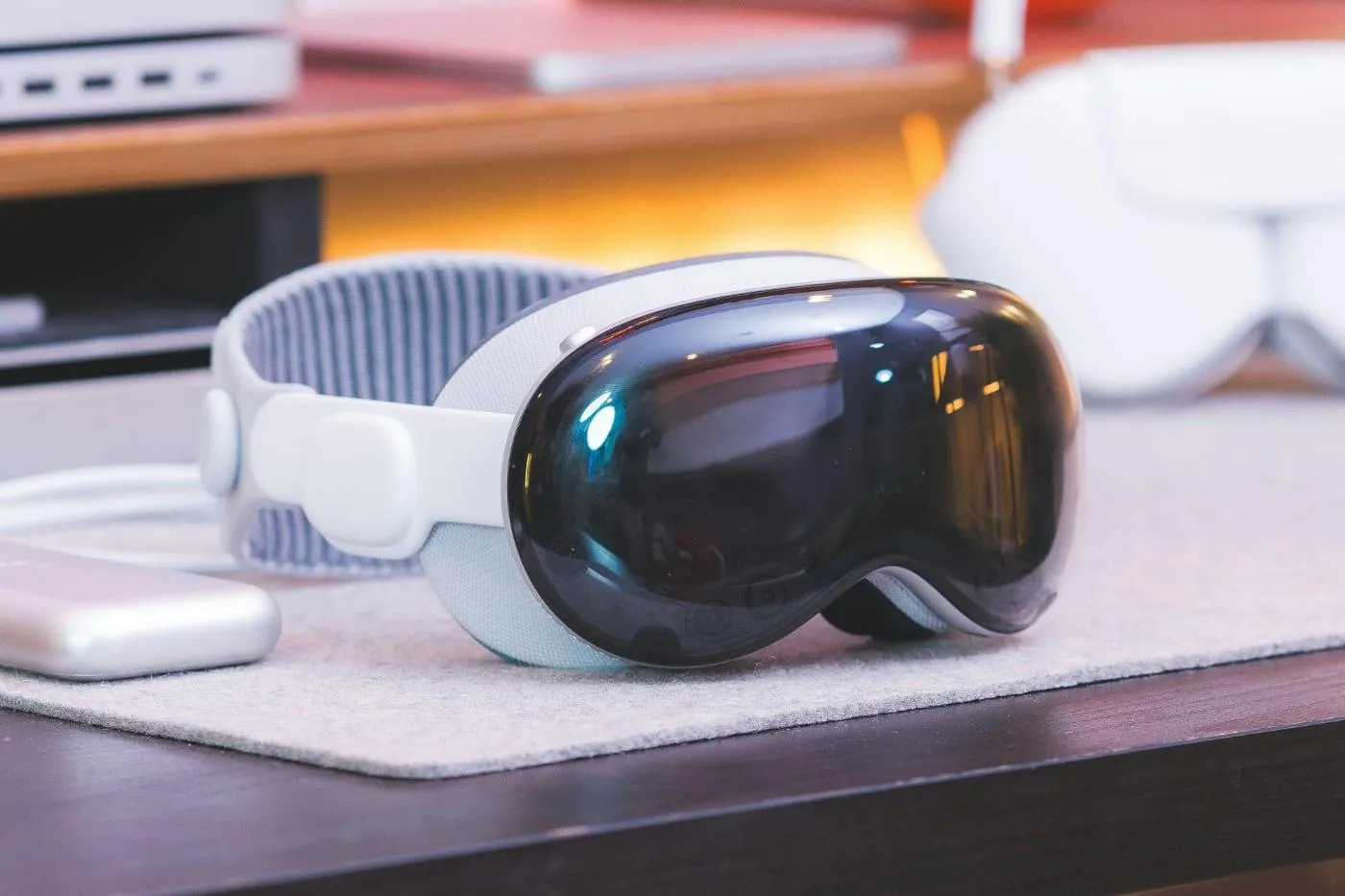 Новый Vision Pro выйдет минимум через два года Сейчас для Apple в приоритете умные очки Apple продолжает работать над обновлением Vision Pro но все инженеры специализирующиеся на дополненной реальности сейчас работают над умными очками Vision Pro вышел в 2024 году и сразу провалился в продажах Компании пришлось сильно сократить производство потому что осталось много нераспроданных устройств Осенью 2025 года Vision Pro получил чип M5 и это было единственным изменением по сравнению с оригинальной версией   www iphones ru 1371536 новости iphonesru