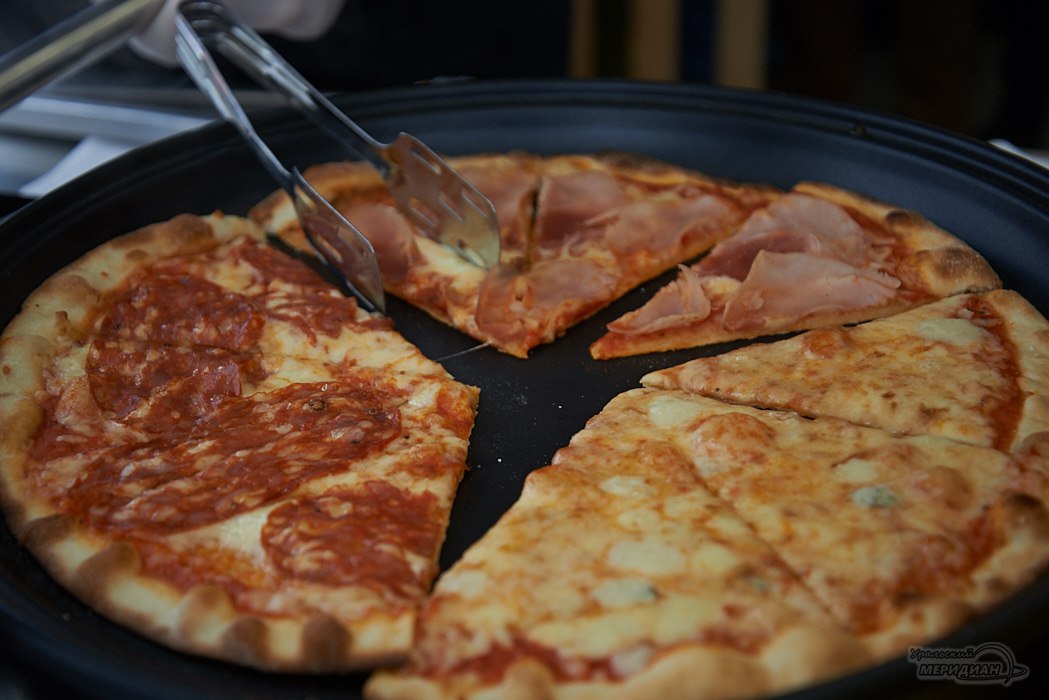 Роспотребнадзор опечатал кафе Pizza Mia на Уралмаше Проверяющие остались недовольны состоянием кафе Pizza Mia ООО Созвездие в Екатеринбурге на пр Орджоникидзе 3 Серьезные нарушения санитарно эпидемиологического законодательства и требований технического регулирования обнаружили специалисты Северного Екатеринбургского отдела управления Роспотребнадзора В ходе обследования на предприятии оказалось что в заведении не соблюдают поточность при изготовлении пищевой продукции нарушены правила личной гигиены сотрудников в помещениях кафе есть грызуны а уборка ремонт проводятся несвоевременно В связи с этим Орджоникидзевского района Екатеринбурга на основании представленных материалов Роспотребнадзор постановил приостановить работу Pizza Mia на срок 30 суток Объект опечатан Подписывайся на ИА Уральский меридиан