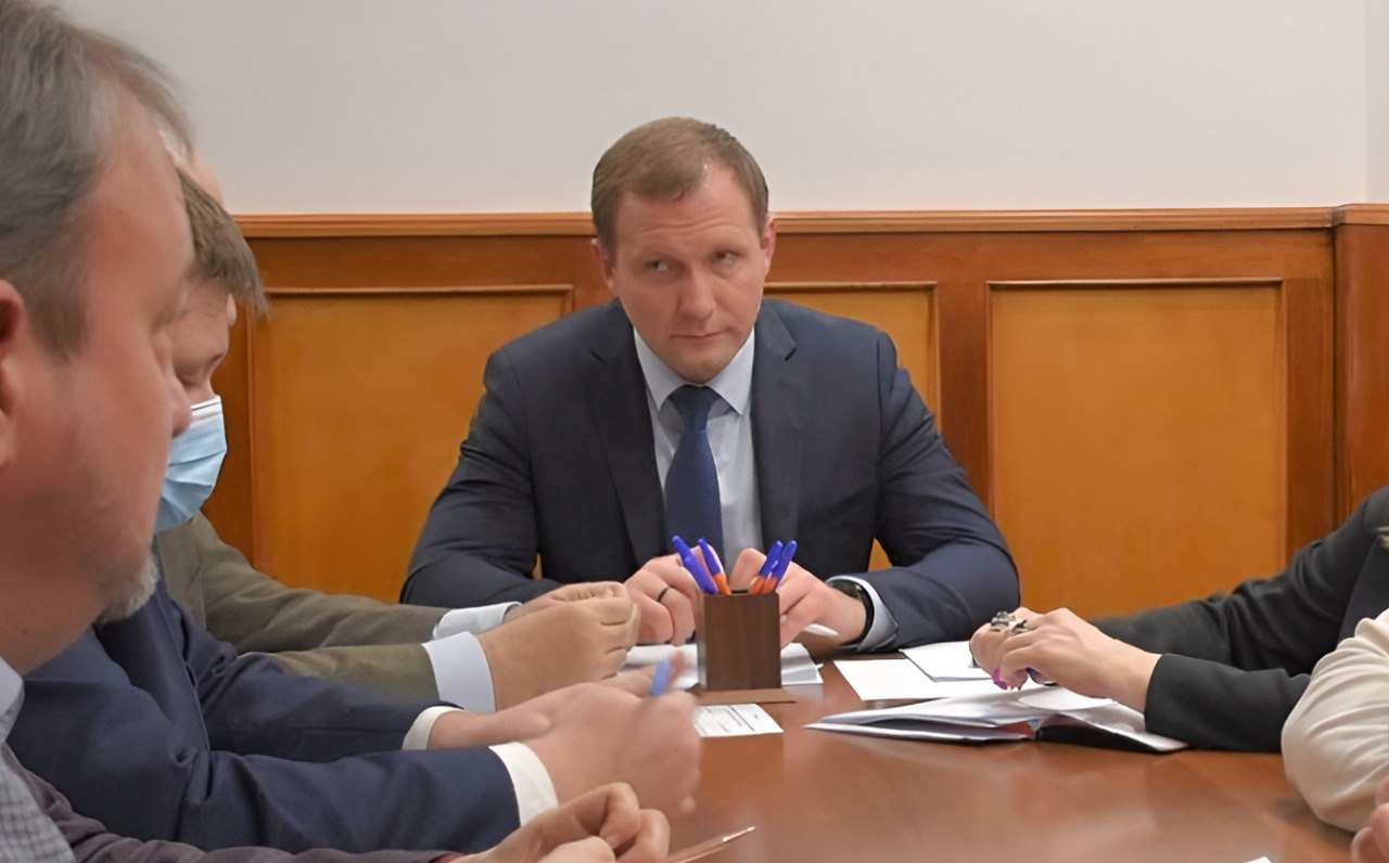 В правительстве опровергли задержание первого замминистра ЖКХ Ростовской области Первый заместитель министра ЖКХ Ростовской области Дмитрий Беликов находится на своём рабочем месте и выполняет свои обязанности сообщили в правительстве региона Информацию о том что он задержан и даёт показания власти назвали недостоверной Ранее в СМИ появились слухи о том что Беликов арестован Его якобы подозревали в махинациях с госконтрактами на установку 85 комплексов фиксации нарушений ПДД писал 161 ru Напомним Дмитрий Беликов с 2012 года работал в министерстве ЖКХ Ростовской области с октября 2018 года перешёл в администрацию Батайска За время работы в этом городе он стал самым любимым чиновником батайчан В 2020 году Беликов вновь вернулся на должность замминистра ЖКХ региона а затем стал замминистра транспорта В 2023 году он стал замглавы администрации Таганрога по вопросам транспорта начальником управления транспорта А затем вновь вернулся в министерство ЖКХ ростов новостиростова ростовскаяобласть Подпишись на donnewsru