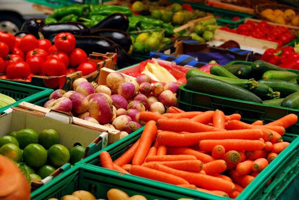 С 1 января 2025 года для фермеров и дехкан при продаже собственной продукции НДС будет применяться по нулевой ставке С начала 2026 года в Узбекистане будет действовать нулевая ставка по НДС на сельхозпродукцию дехкан и фермеров инициативу озвучили президенту РУз Шавкату Мирзиёеву на совещании по этому вопросу Мера принята на основе предложений от отечественных и зарубежных экспертов при поддержке МВФ Одобренная льгота распространяется на продажу фруктов овощей мяса и другой сельхозпродукции Исключение хлопок и зерно На встрече отмечено что доля теневой экономики в сельской отрасли все еще на высоком уровне При этом не вся выращенная продукция отражена в отчетах В то же время сохранится возврат уплаченного НДС за удобрения свет топливо и другие расходы Благодаря этому у аграриев будет ежегодно оставаться около 300 млрд сумов Еще 400 млрд они смогут вернуть через новую льготу Telegram Facebook Instagram LinkedIn
