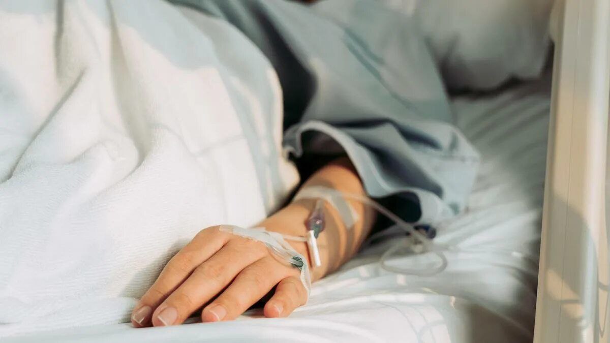 В Находке родственники умершей пациентки требуют с больницы 6 миллионов рублей Семья женщины скончавшейся после 33 дней лечения в Находкинской больнице обратилась в суд с иском о компенсации морального вреда По мнению родственников врачи допустили ряд нарушений не провели необходимые процедуры и некорректно заполнили медицинскую документацию Хотя уголовное дело о некачественном оказании услуг было прекращено из за отсутствия прямой связи с летальным исходом семья намерена добиваться справедливости через гражданский суд Иск на 6 миллионов рублей стал формальным выражением претензий к медицинскому учреждению Подпишись на ПРИМОРЬЕ LIVE