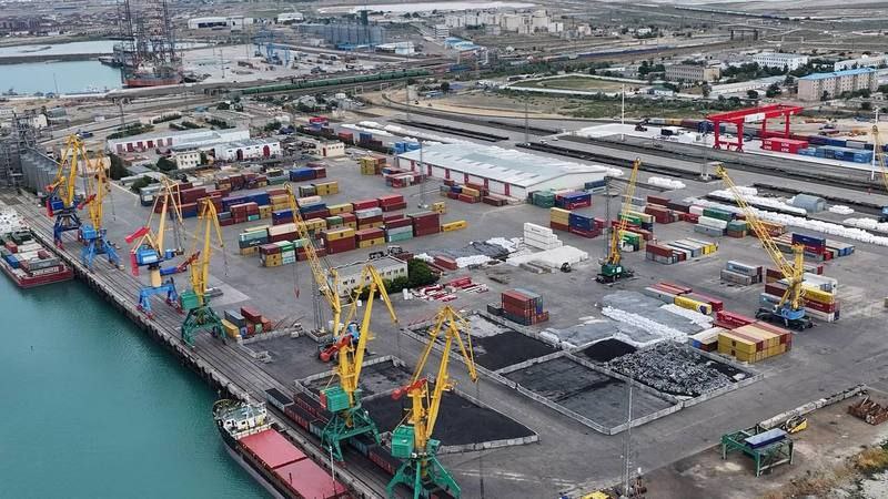 Грузоперевозки по Транскаспийскому международному транспортному маршруту ТМТМ выросли за I полугодие 2025 года на 7 до 2 3 млн тонн Такие данные прозвучали в ходе послания президента Казахстана Касым Жомарта Токаева В послании главы государства была поставлена задача объединить усилия со странами партнерами Китаем Азербайджаном Грузией и Турцией для развития ТМТМ  Отмечается что к настоящему времени в этом направлении достигнуты ощутимые результаты В том числе совместно с партнерами разработана дорожная карта по синхронному устранению узких мест до 2027 года В ее рамках завершено строительство железнодорожного участка Достык Мойынты ведется возведение обходной линии станции Алматы модернизируется портовая инфраструктура проведено дноуглубление акватории порта Курык запущен зерновой терминал мощностью 1 млн тонн и контейнерный хаб в порту Актау Созданное в 2023 году совместное предприятие Middle Corridor Multimodal с участием Казахстана Азербайджана и Грузии обеспечивает мультимодальные перевозки по принципу одного окна с гарантированной стоимостью и сроками доставки В дальнейшем к СП планируется присоединение дочерней компании Китайских железных дорог CRCT соответствующий меморандум был подписан в ноябре 2024 года  В рамках развития портовой инфраструктуры за пределами Казахстана в июне 2025 года в грузинском порту Поти начал работу казахстанский мультимодальный терминал площадью 8 9 га и мощностью 120 тыс контейнеров в год Результаты показывают значительное увеличение за последние 5 лет объем грузоперевозок по маршруту вырос в 6 раз с 0 8 млн тонн в 2020 году до 4 5 млн тонн в 2024 году Только за прошлый год объем перевозок увеличился на 62 а контейнерные перевозки выросли в 2 7 раза Не менее значимым событием стало и начало движения китайских автопоездов по Транскаспийскому маршруту в 2024 году через порт Курык проследовали почти 3 5 тыс грузовиков а в первой половине 2025 года свыше тысячи говорится в сообщении