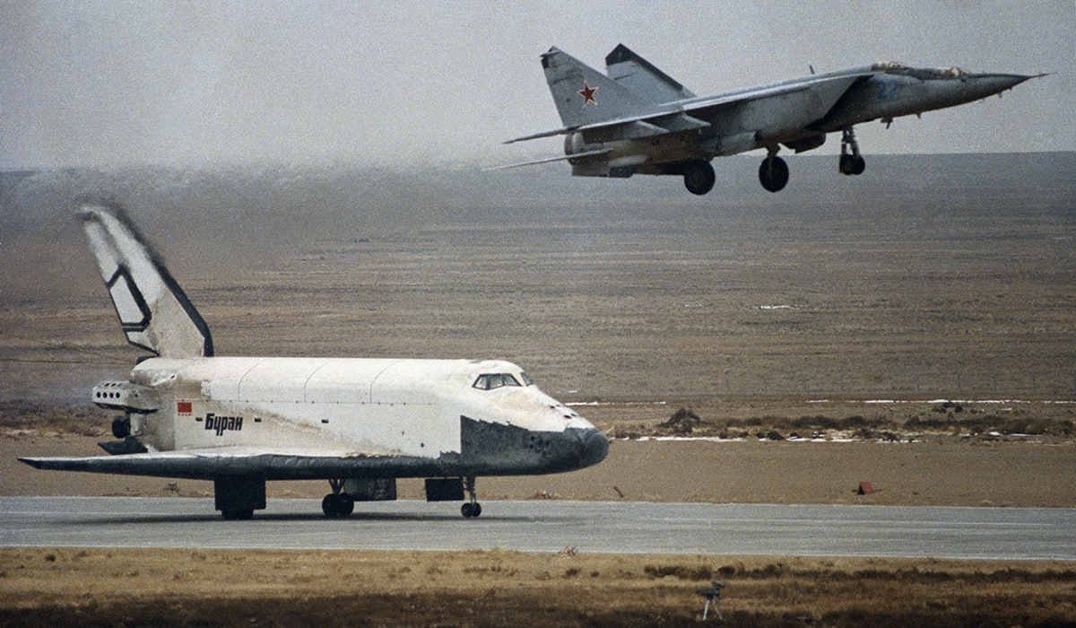 В ЭтотДень в 1988 году состоялся первый и единственный орбитальный полёт советского корабля Буран в составе системы Энергия Буран Полёт прошёл в полностью автоматическом режиме без экипажа Корабль выполнил два витка вокруг Земли и автоматически приземлился на взлётно посадочную полосу Наше последнее видео youtu be 5A 7 y9Odmw Поддержать канал Сотрудничество