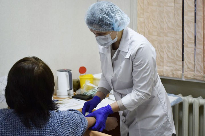 НОВАЯ ВРАЧЕБНАЯ ДОЛЖНОСТЬ ПОЯВИТСЯ В ХАКАСИИ Согласно документу правительства РФ Минздрав России до 1 апреля должен добавить в номенклатуру должностей медработников должность врач по медицине здорового долголетия Ранее председатель правительства Михаил Мишустин сообщил что кабмин утвердил план мероприятий по реализации стратегии действий в интересах граждан старшего поколения до 2030 года Он назвал повышение продолжительности жизни и активное долголетие ключевыми приоритетами государственной политики Будет ли от этого толк как считаете