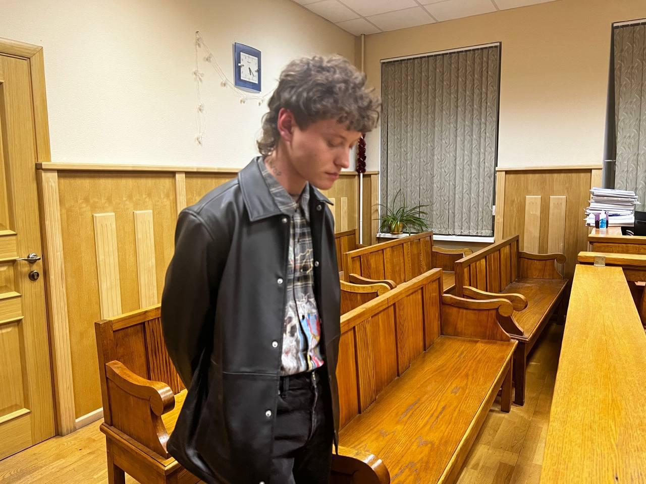 Певца Эдуарда Шарлота отправили из колонии-поселения в колонию общего режима. Об этом сообщили в пресс-службе прокуратуры. Такое решение принял Центральный районный суд Тольятти, удовлетворив представление администрации колонии-поселения. – За период отбывания наказания осужденный нарушал режимные требования и настраивал других осужденных к отрицательно направленному поведению, за что неоднократно привлекался к дисциплинарной ответственности, – говорится в сообщении. внесён в реестр террористов и экстремистов