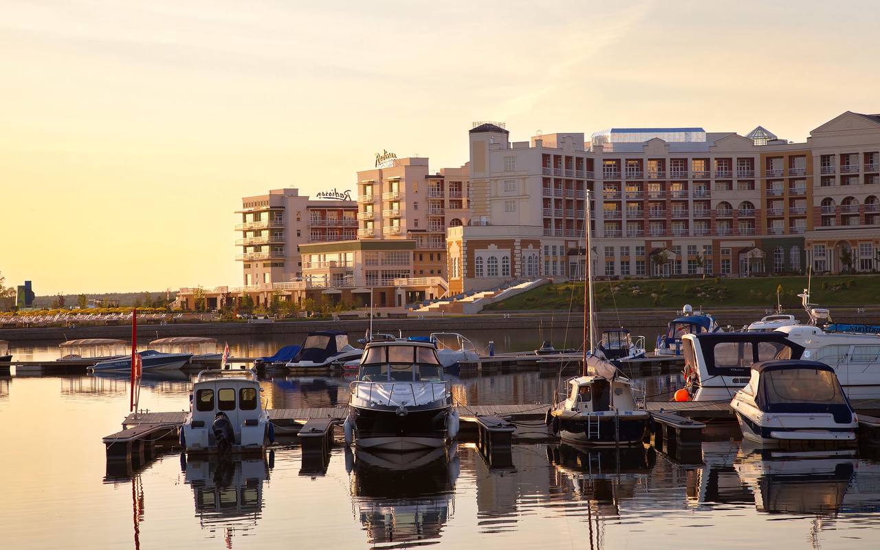 Введена в эксплуатацию вторая очередь всесезонного курорта Завидово Среди новых объектов две гостиницы 4 Эрбелия и Рябина и апарт отель Бревис многофункциональный центр отдыха в составе которого один из крупнейших крытых аквапарков России конгресс холл развлекательные объекты для семей с детьми рестораны и магазины семейный парк горнолыжный склон Вторая очередь курорта Завидово реализована в рамках нацпроекта Туризм и гостеприимство при поддержке корпораций ВЭБ РФ и Туризм РФ Минэкономразвития РФ Правительства Тверской области Открытие новых инфраструктурных объектов курорта Завидово это более 1130 современных гостиничных номеров созданных в рамках нацпроекта Туризм и гостеприимство Это настоящий туристический магнит точка притяжения путешественников со всей страны Курорт Завидово отличный пример эффективности мер господдержки которые представляет Правительство РФ Благодаря слаженной работе Минэкономразвития Минстроя России Туризм РФ и ВЭБ РФ в нашей стране реализуются масштабные инфраструктурные проекты создающие прочную основу для дальнейшего развития индустрии гостеприимства Завидово прекрасное свидетельство уверенности в успехе смелости и масштабного стратегического видения частного российского бизнеса отметил генеральный директор Туризм РФ Сергей Суханов