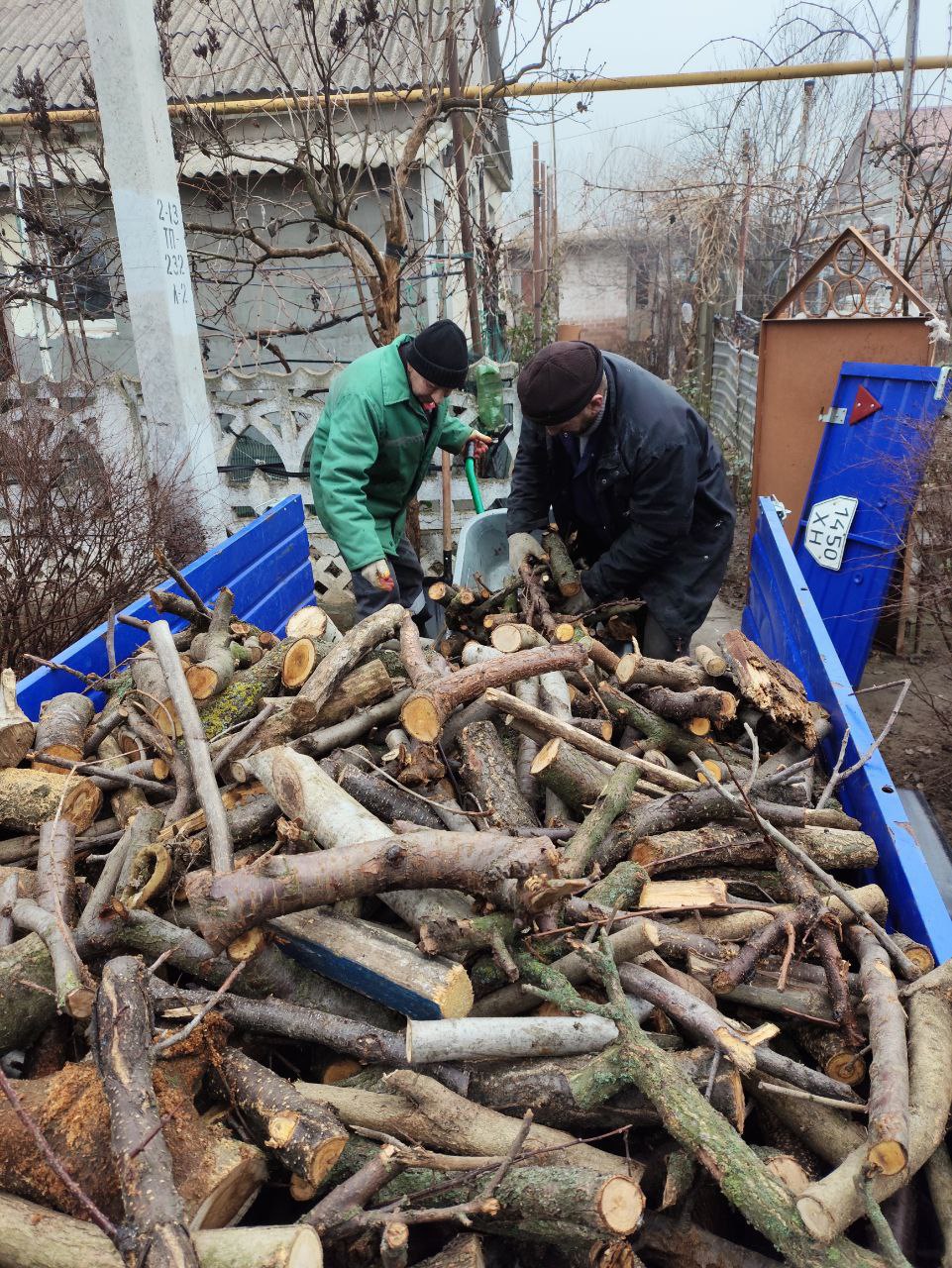 Малокаховские коммунальщики доставили дрова бабушке, которой уже за восемьдесят, обеспечив ее теплом в холодное время года  В рамках заготовки дров также была проведена обрезка аварийных деревьев.  Коммунальщики также убрали листья внутри школы, навели порядок на территории учебного заведения.  Кроме того, сняли ворота на кладбище, которые были в аварийном состоянии, но уже началась их реставрация, и вскоре их установят на место.  Также на территории Малокаховского участка КСК был вывезен строительный мусор, которым засыпали яму на перекрестке и разровняли этот участок.  "Благодарим руководство " Коммунального сервиса Каховки" за предоставленную технику для выполнения этих работ," -  отметил начальник Малокаховской коммунальной службы Игорь Тельник.