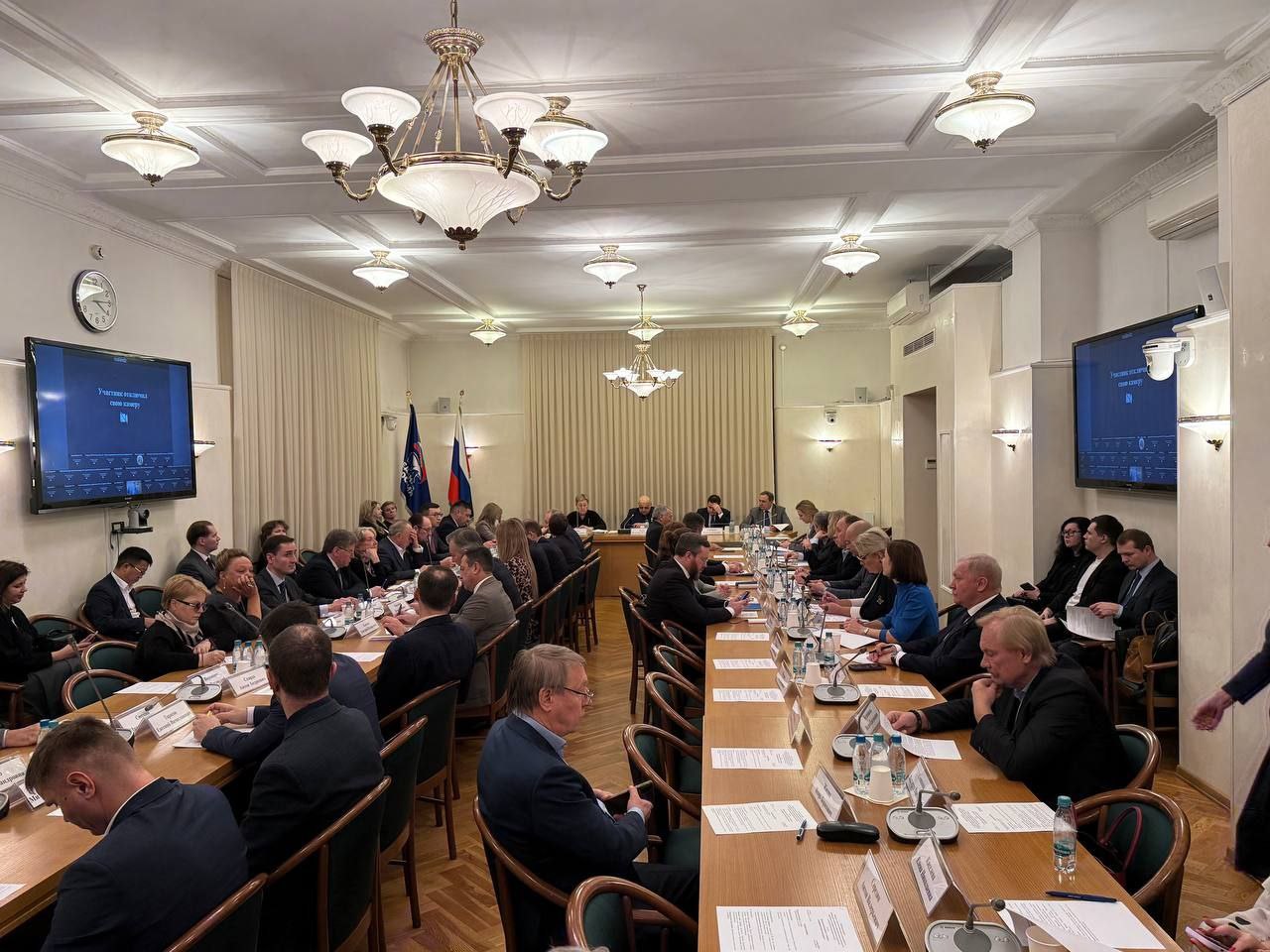 В Госдуме обсудили комплексный подход к созданию комфортной городской среды Вместе с коллегами провели заседание Экспертного совета по строительству промышленности стройматериалов и проблемам долевого строительства Согласовали подходы для достижения национальных целей обозначенных в майском Указе Президента 2024 года 309 Обсудили последовательность подготовки инфраструктурных проектов требования к качеству проектирования оптимальные источники финансирования и показатели которые влияют на длительность инвестиционно строительного цикла Отдельно рассмотрели вопросы модернизации коммунальной инфраструктуры и развития городской среды в связи с реализацией нацпроекта Хочу ещё раз напомнить что государственный курс направлен на устойчивое пространственное развитие всех 89 субъектов страны Нацпроект Инфраструктура для жизни центральный элемент этого направления и требует масштабных решений За 5 6 лет нам нужно обновить треть жилищного фонда страны построить 663 млн кв метров Работаем