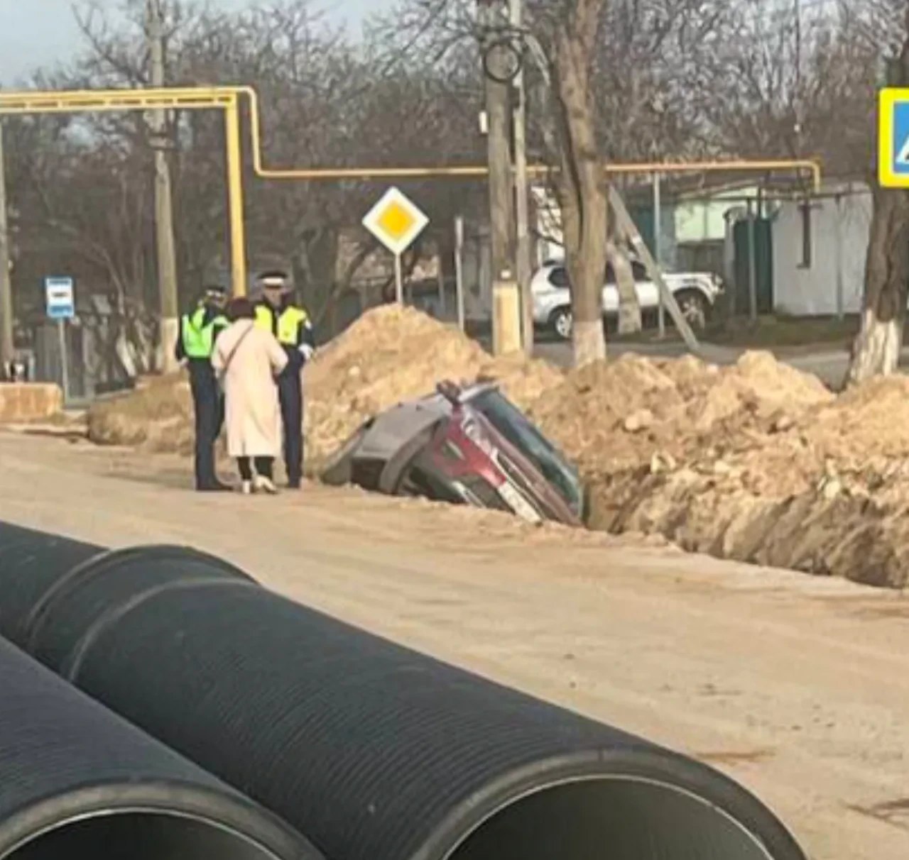 На Чкалова в яму водоканала упала легковушка  В Керчи 9 марта на улице Чкалова легковушка упала в яму. На данном отрезке проводит работы по замене коллектора водоканал. Движение в данном месте перекрыто. О происшествии сообщают очевидцы в группе Ситуации на дороге,- передает КерчьФМ  На месте ДТП работали сотрудники ГИБДД... подробнее