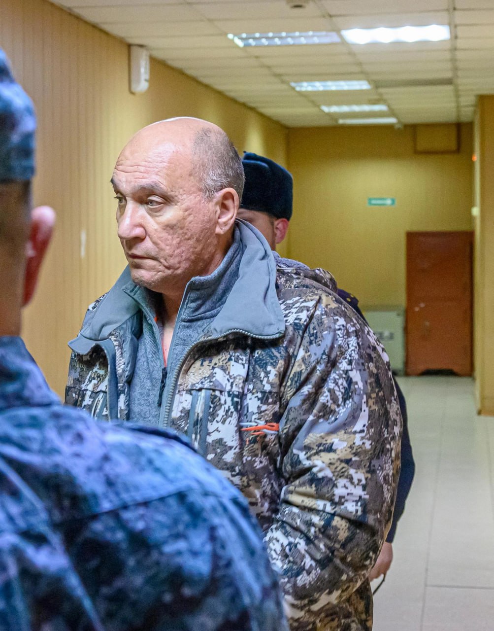 Бывшего зампредседателя думы Читы и экс главу Водоканала Андрея Ядрищенского приговорили к восьми с половиной годам колонии Суд признал его виновным в получении взятки на 4 3 млн рублей от поставщика насосного оборудования Приговор огласили сегодня в Центральном районном суде На заседании 24 декабря Ядрищенский признал вину раскаялся и попросил прощения Водоканал он возглавлял с 2005 года С 2019 по 2024 год был депутатом гордумы Читы и руководил фракцией Единой России В мае ему вручили знак Почётный гражданин Читы Весной 2024 года он проиграл праймериз и не попал в гордуму нового созыва В начале декабря 2024 года Ядрищенского задержали Его арестовали 10 декабря в доме и офисе прошли обыски После этого партия Единая Россия приостановила его членство и полномочия секретаря городского отделения передав их мэру Инне Щегловой По версии следствия Ядрищенский получил деньги от одного из владельцев омской компании Взлёт Андрея Герасимова за покровительство и помощь с контрактами на поставку канализационно насосного оборудования Герасимова также задержали и обвинили в даче взятки И о главы Водоканал Чита Наталья Филиппова ранее сообщала в суде что около 80 насосов предприятия поставляет компания Взлёт так как она производит оборудование без российских аналогов Соучредители компании заявили что не верят версии следствия и отрицают причастность к преступлению Новости Читы и Забайкалья