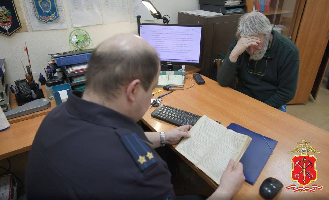 В Петербурге будут судить 72 летнего организатора финансовой пирамиды ОАО Корпорация Ацтек который скрывался 12 лет Компания созданная в начале 2000 х обманула 479 инвесторов пообещав прибыль от акций которые так и не были выпущены В результате люди потеряли более 101 млн рублей Главу мошеннической группы задержали в декабре 2024 года после 12 летнего розыска Он использовал поддельный паспорт и соблюдал меры конспирации Подписаться Прислать новость