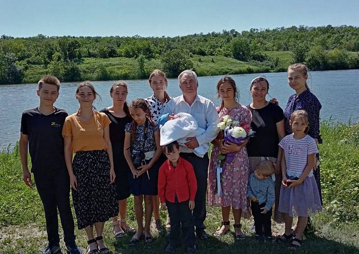 Жительница Новошахтинска Евгения Носова удостоена звания Мать героиня Президент России Владимир Путин подписал указ о присвоении почётного звания Мать героиня жительнице Новошахтинска Евгении Носовой воспитывающей одиннадцать детей Она стала четвёртой женщиной в Ростовской области получившей это высокое государственное признание Евгения Анатольевна и её супруг Виталий Алексеевич состоят в браке почти 30 лет Их большая семья является образцом взаимопонимания уважения и приверженности традиционным ценностям Родители уделяют большое внимание всестороннему развитию детей которые регулярно становятся призёрами школьных олимпиад по физике английскому языку а также победителями творческих конкурсов Вклад семьи в воспитание подрастающего поколения был отмечен и на региональном уровне в 2014 году Носовы получили почётный диплом губернатора а двумя годами позже в рамках областной программы для них был приобретён семейный микроавтобус Подпишись на 1Rnd в МАХ Написать в редакцию