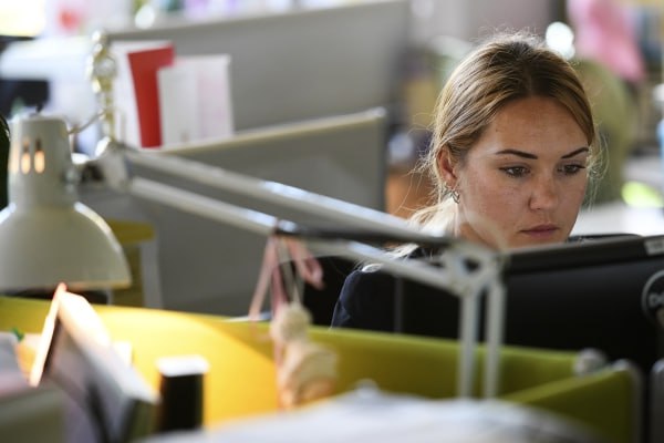 Экономист оценил предложение о введении дополнительного оклада к отпускным Основная масса сотрудников останется без этой выплаты В беседе с радиостанцией Говорит Москва директор Института нового общества Василий Колташов пояснил что в нашей стране огромное количество ложных самозанятых такая инициатива может их не коснуться Несомненно компании осилят такую инициативу И если такая прибавка появится то это будет очень недурно Проблема в том что существуют разные способы найма Есть срочные договора есть договора гражданско правового характера наконец огромное количество самозанятых у нас это ложные самозанятые они просто работают в фирмах их работодатель для экономии перевёл их в этот формат Таким образом получается что какая то небольшая группа работников с не самыми высокими заработками с не самыми прочными позициями в предприятиях она получит помощь а основная масса просто усмехнётся и скажет Почему вы опять про нас забыли Ранее в Госдуме предложили выплачивать такую прибавку работникам со стажем более пяти лет Там отметили что дополнительный оклад к отпускным будет мотивировать сотрудников оставаться на рабочих местах и работать усерднее С такой идеей выступил депутат Дмитрий Гусев   govoritmoskva ru news 463369