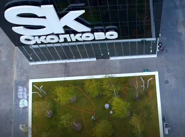 Arkon Construction и РУДН открыли лабораторию аддитивных технологий и 3D печати В стенах Инженерной академии РУДН установлен передовой строительный 3D принтер Arkon Lab который станет ключевым инструментом для подготовки нового поколения инженеров и проведения прорывных научных исследований Arkon Lab резидент Фонда Сколково Группа ВЭБ РФ это высокоточный и надежный строительный робот отличающийся удобством загрузки материалов подвижной платформой и интеллектуальным управлением Оснащение этим новейшим оборудованием позволит осуществить переход к практико ориентированному обучению студентов максимально отвечающему современным запросам строительной индустрии Благодаря открытию лаборатории студенты РУДН получили уникальную возможность освоить новейшие технологии 3D печати в строительстве работая с современными материалами на оборудовании максимально приближенном к профессиональному Подробнее