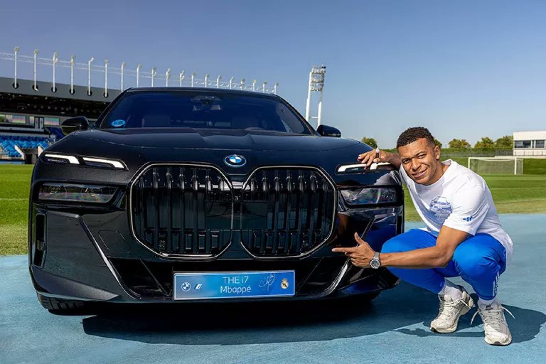 BMW подарила Мбаппе электрокар хотя у него до сих пор нет прав В рамках партнёрского соглашения с Реалом 26 летний француз получил модель i7 как и другие игроки мадридского клуба